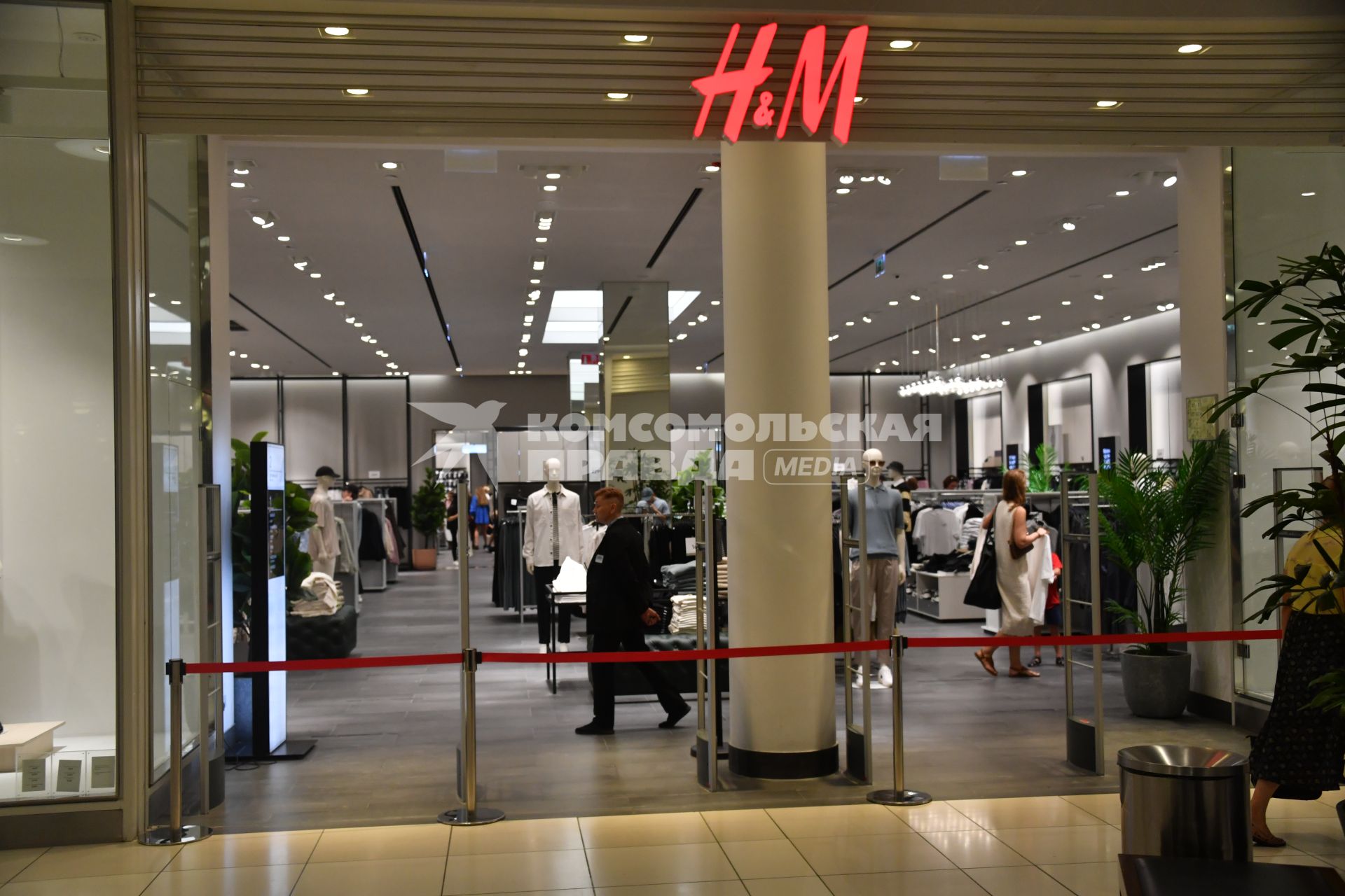 Москва. Очередь  на распродаже в сети магазинов  H&M  в ТЦ Авиапарк . Сеть H&M объявила об уходе из России в связи с санкциями