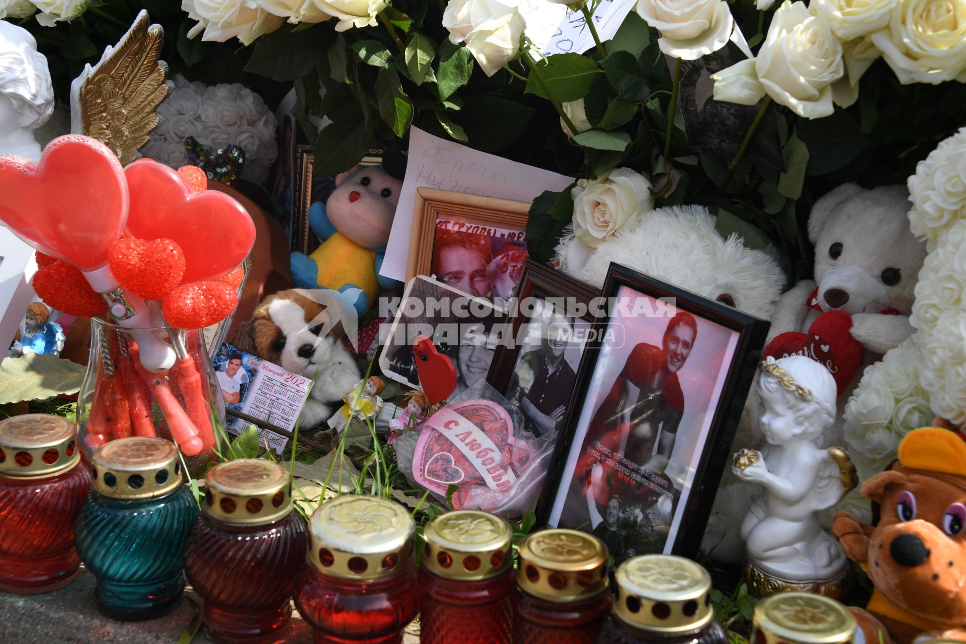 Москва. Могила бывшего солиста группы `Ласковый май` Юрия Шатунова на Троекуровском кладбище на 40-й день со дня смерти.