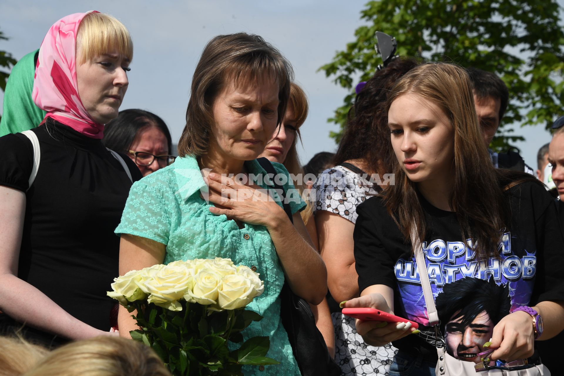 Москва. Люди у могилы бывшего солиста группы `Ласковый май` Юрия Шатунова на Троекуровском кладбище на 40-й день со дня смерти.