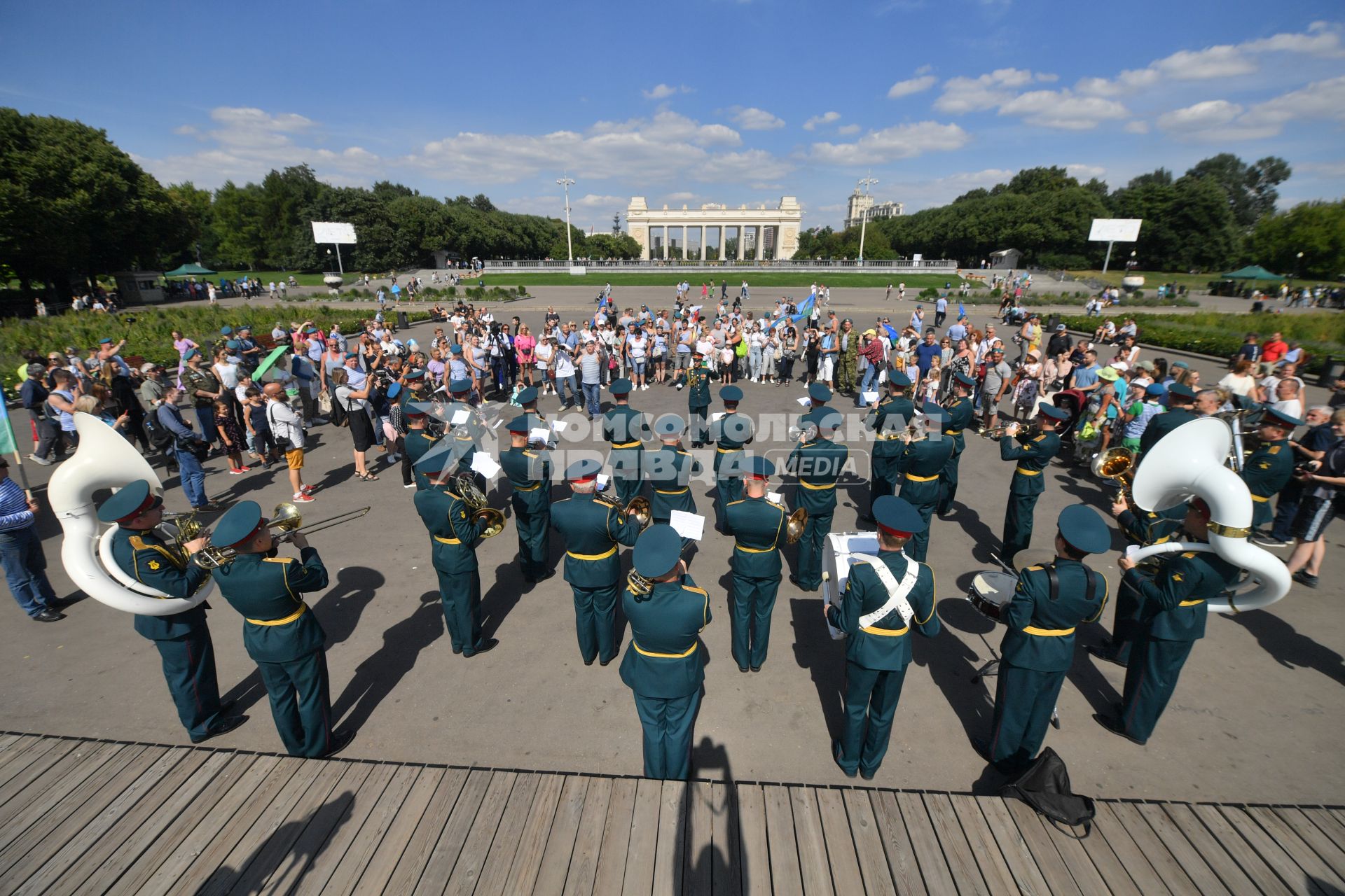 Москва. Десантники во время празднования 92-й годовщины создания Воздушно-десантных войск (ВДВ) в парке Горького.