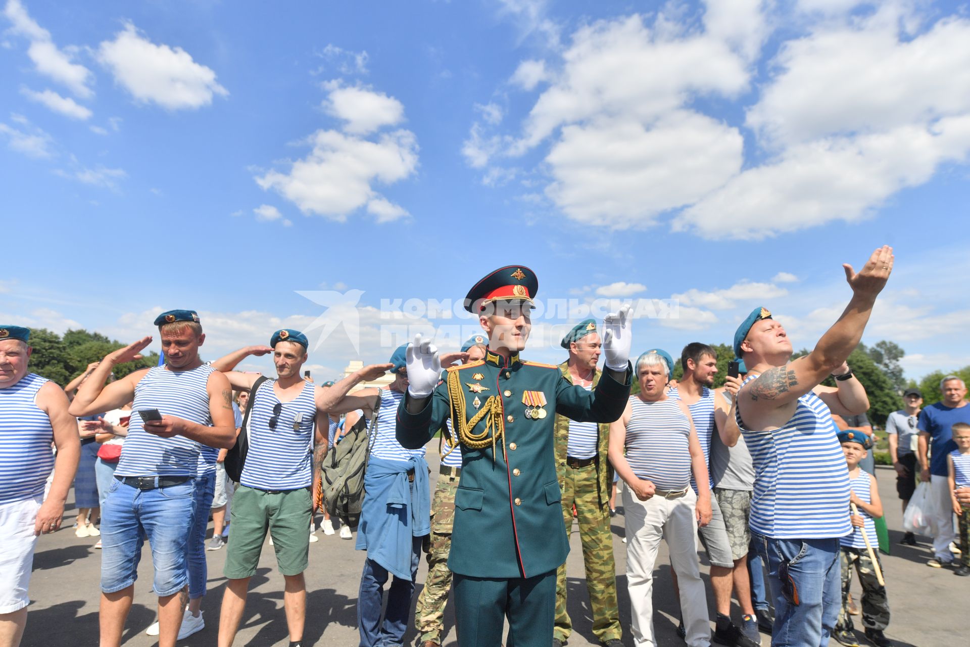 Москва. Десантники во время празднования 92-й годовщины создания Воздушно-десантных войск (ВДВ) в парке Горького.