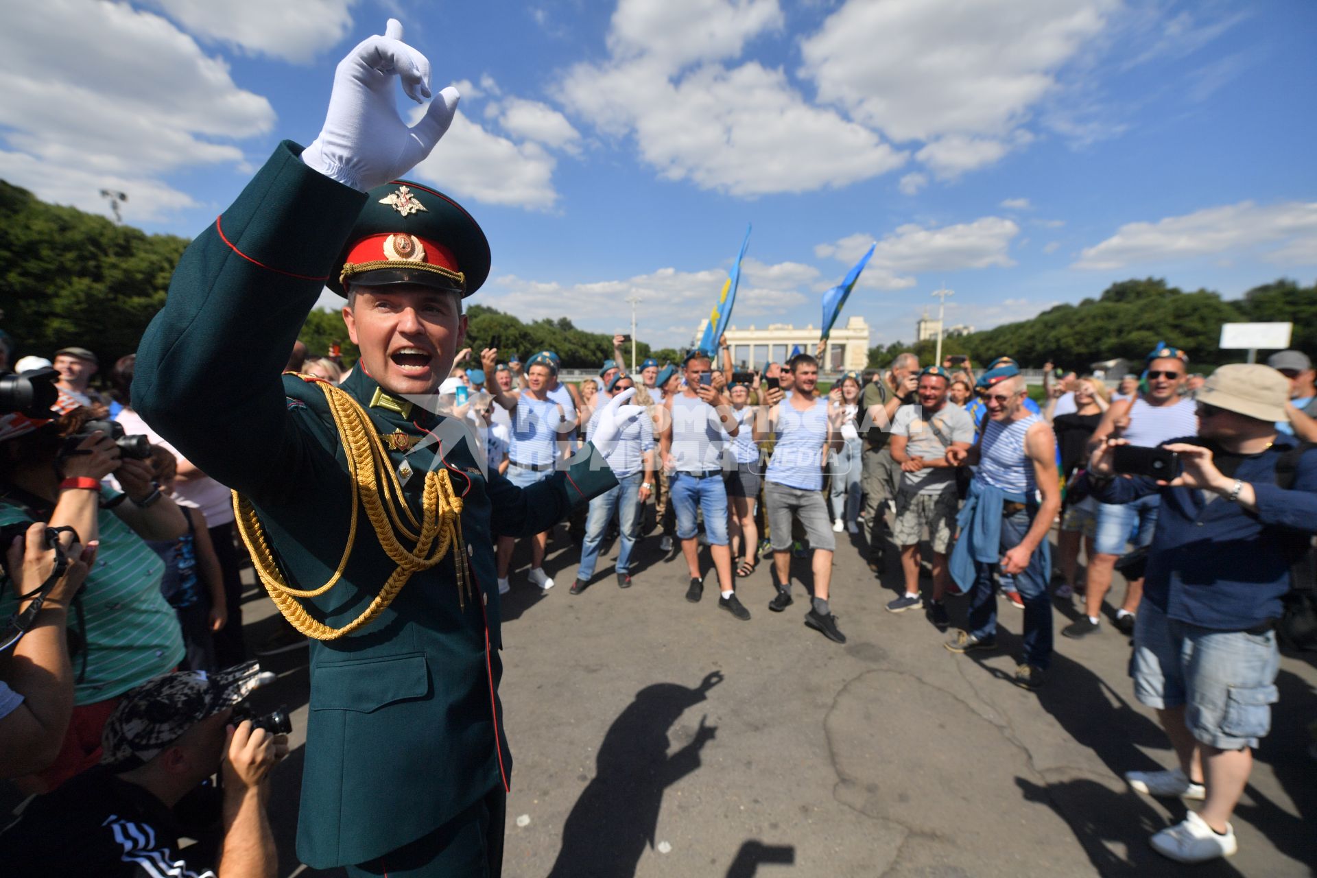 Москва. Десантники во время празднования 92-й годовщины создания Воздушно-десантных войск (ВДВ) в парке Горького.