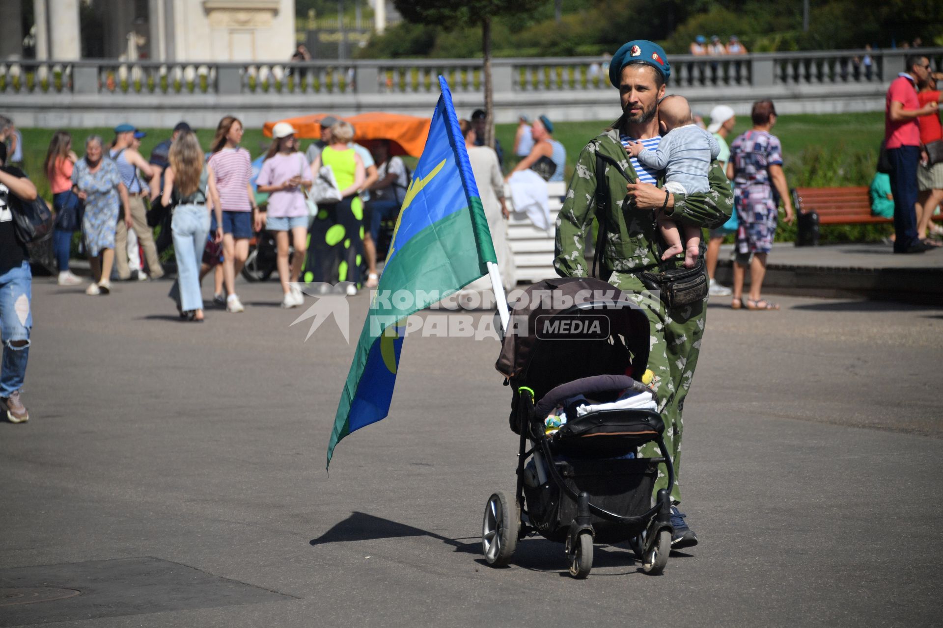 Москва. Десантники во время празднования 92-й годовщины создания Воздушно-десантных войск (ВДВ) в парке Горького.