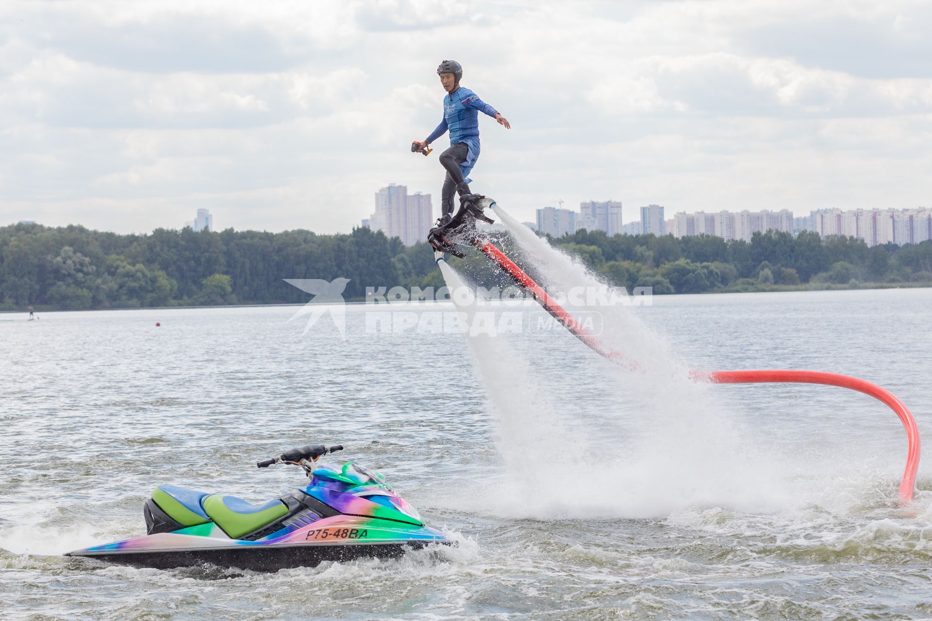 Москва. Спортсмен Дмитрий Цой на флайборде занимается гидрофлайтом в Строгинском затоне.