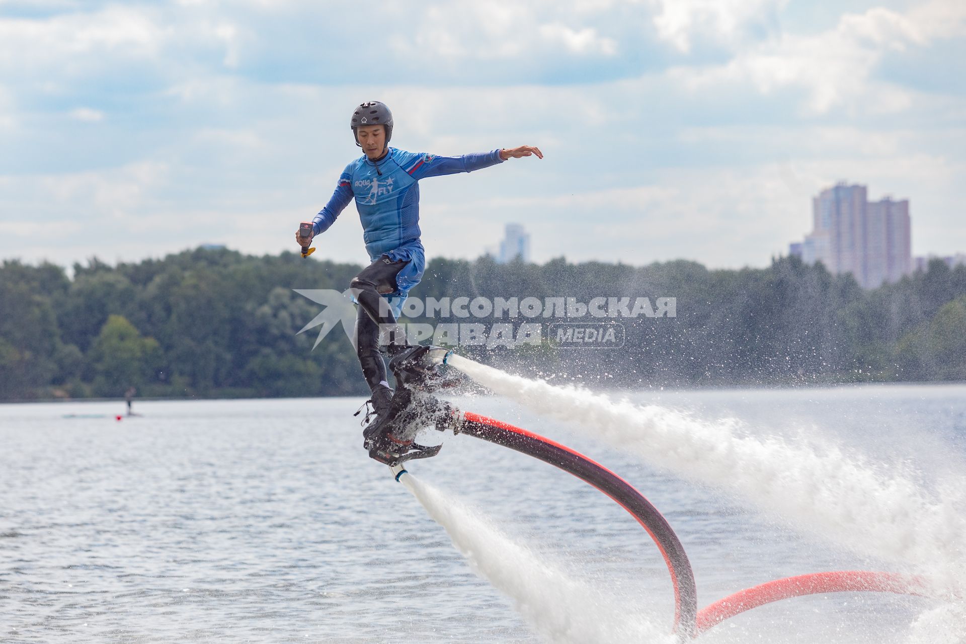 Москва. Спортсмен Дмитрий Цой на флайборде занимается гидрофлайтом в Строгинском затоне.