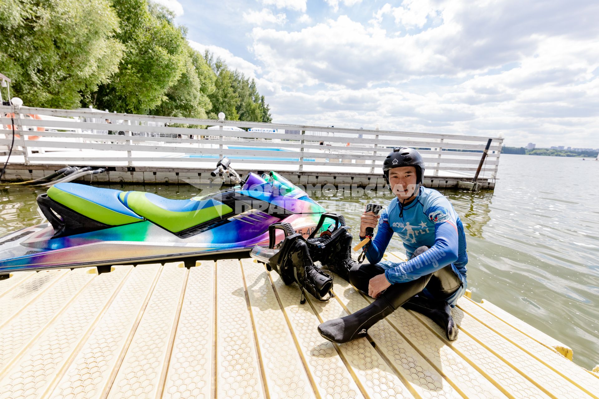 Москва. Спортсмен Дмитрий Цой  и оборудование для полета над водой на реактивном скейтена флайборде(гидрофлайте) в Строгинском затоне.