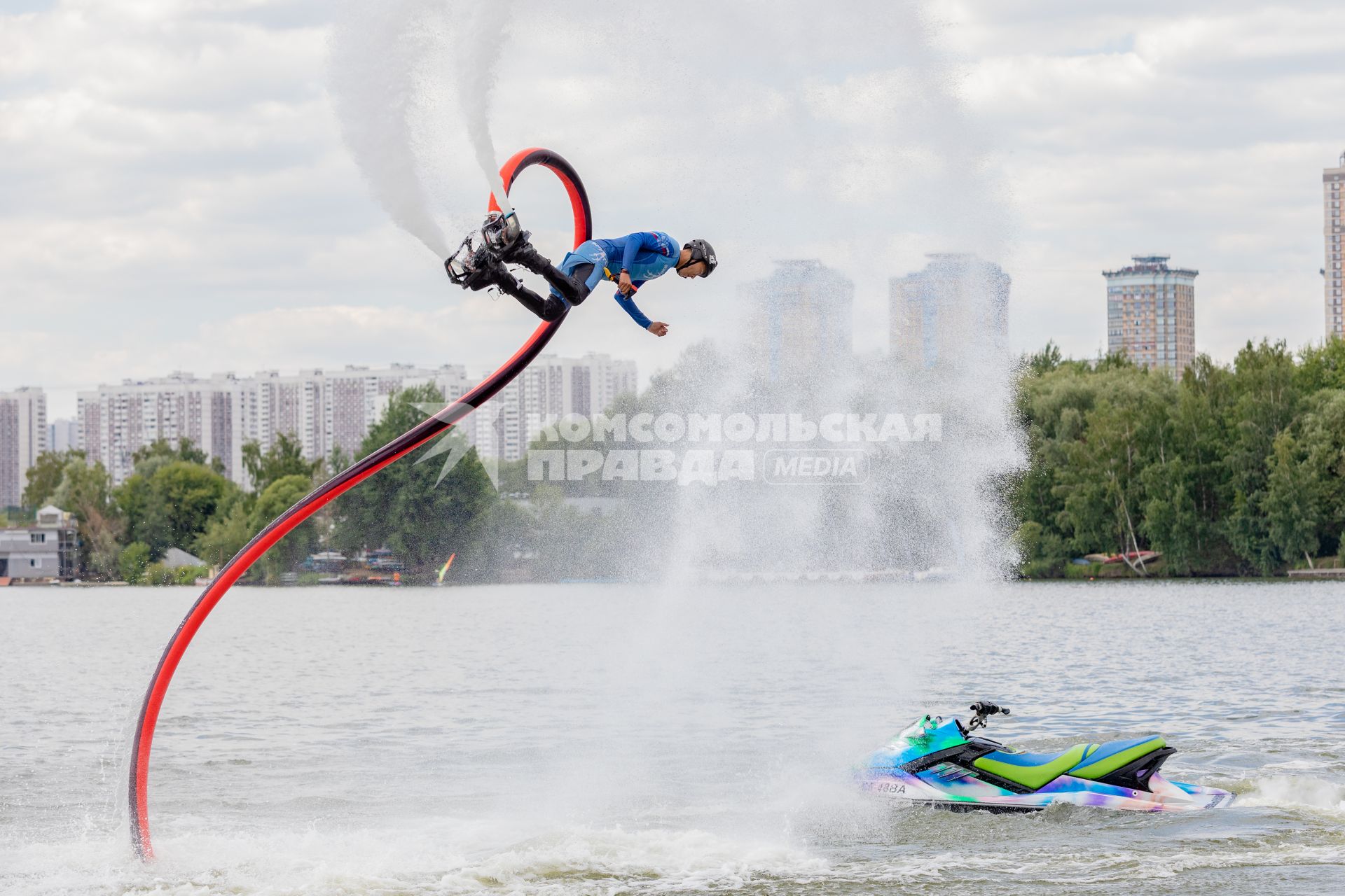 Москва. Спортсмен Дмитрий Цой на флайборде занимается гидрофлайтом в Строгинском затоне.