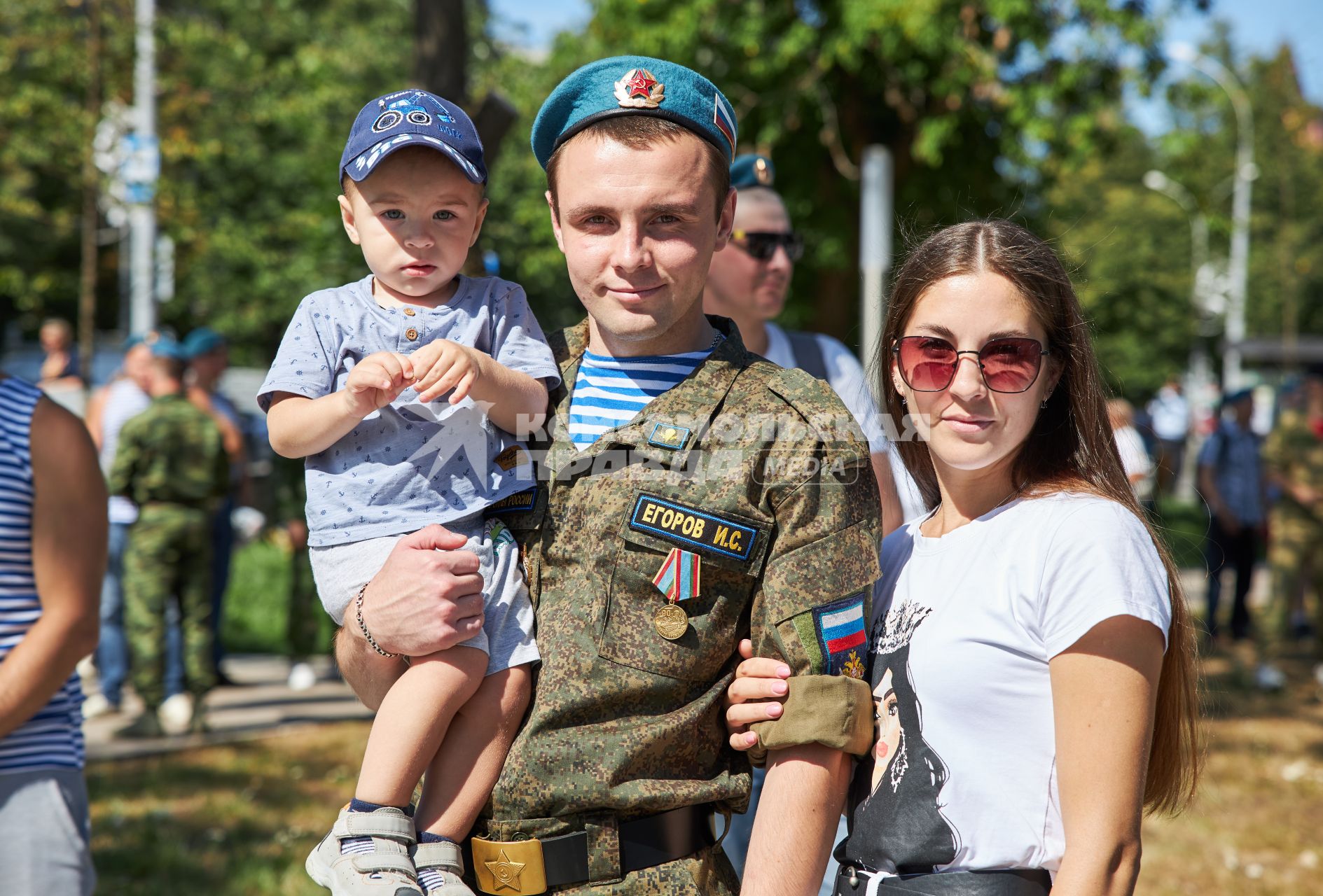 Пермь. Мужчина с женщиной и ребенком во время празднования Дня Воздушно-десантных войск России.