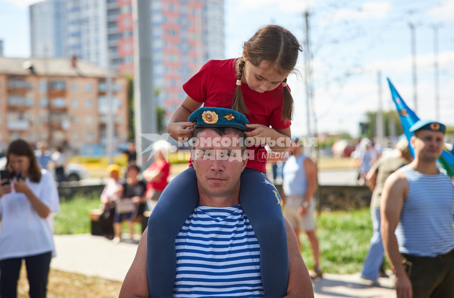 Пермь. Мужчина с ребенком во время празднования Дня Воздушно-десантных войск России.