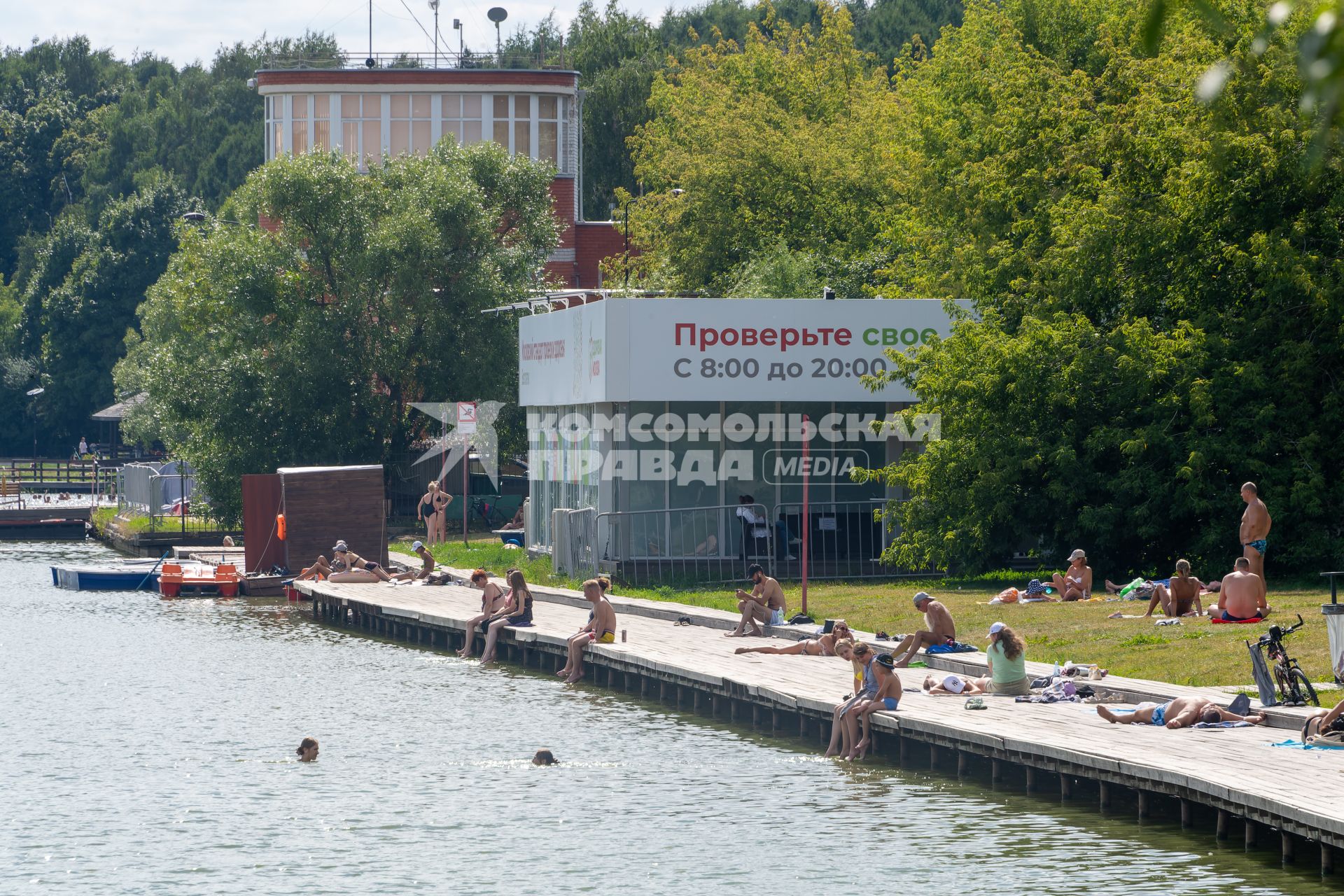 Москва.  Отдыхающие на  Мещерском пляже на берегу Мещерского озера.