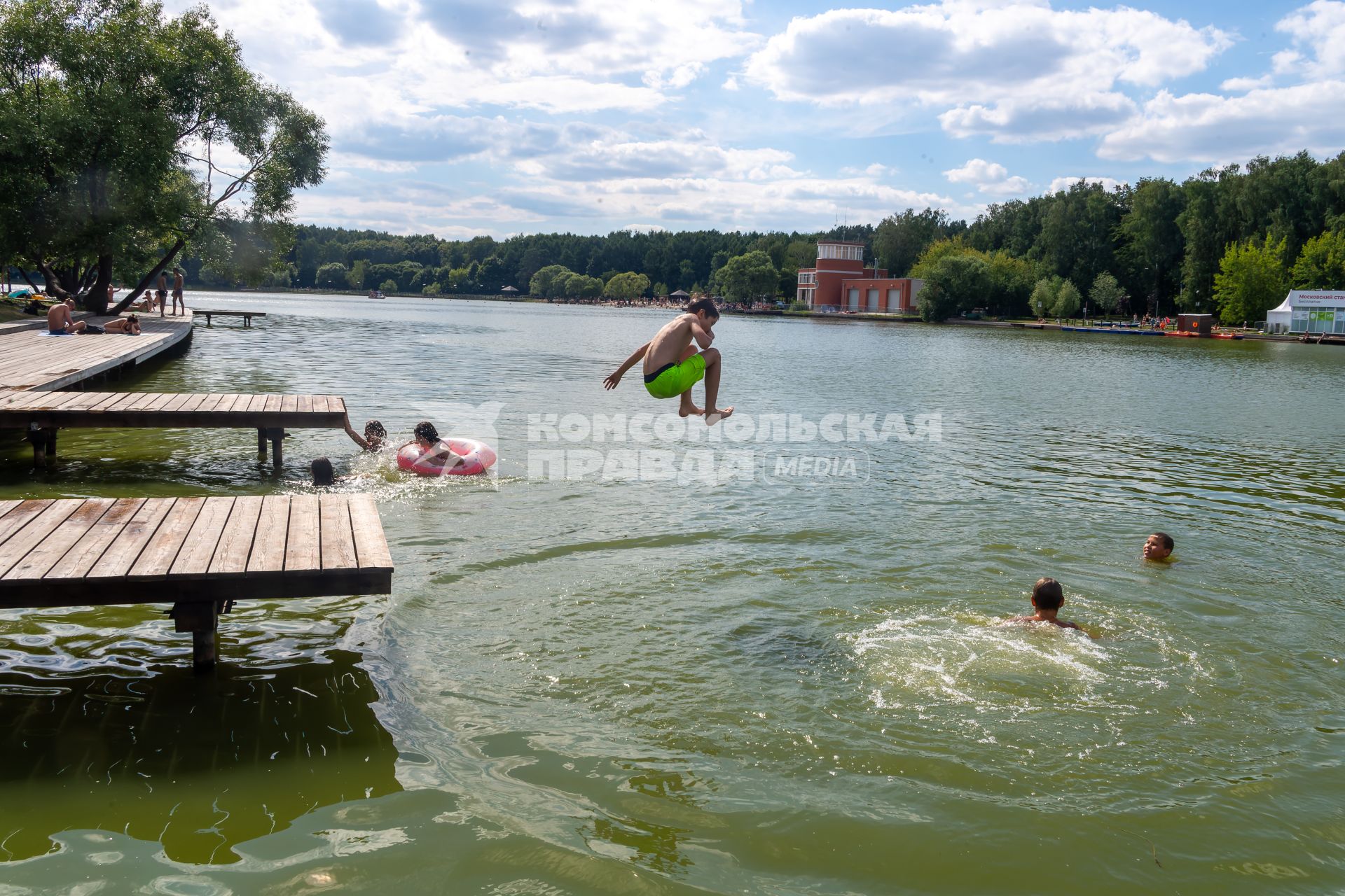 Москва.  Отдыхающие на  Мещерском пляже на берегу Мещерского озера.
