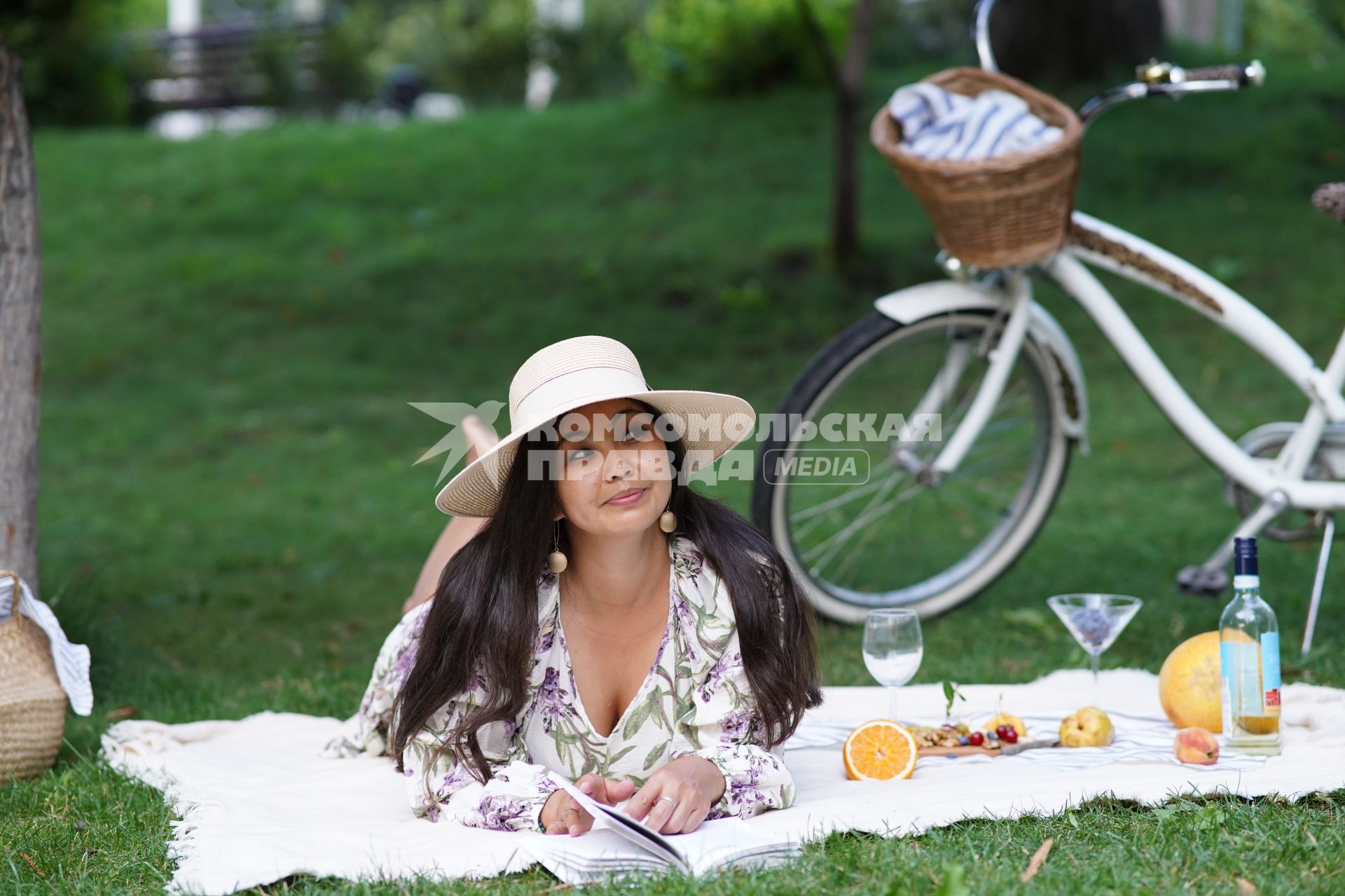 Самара. Девушка во время пикника в парке.