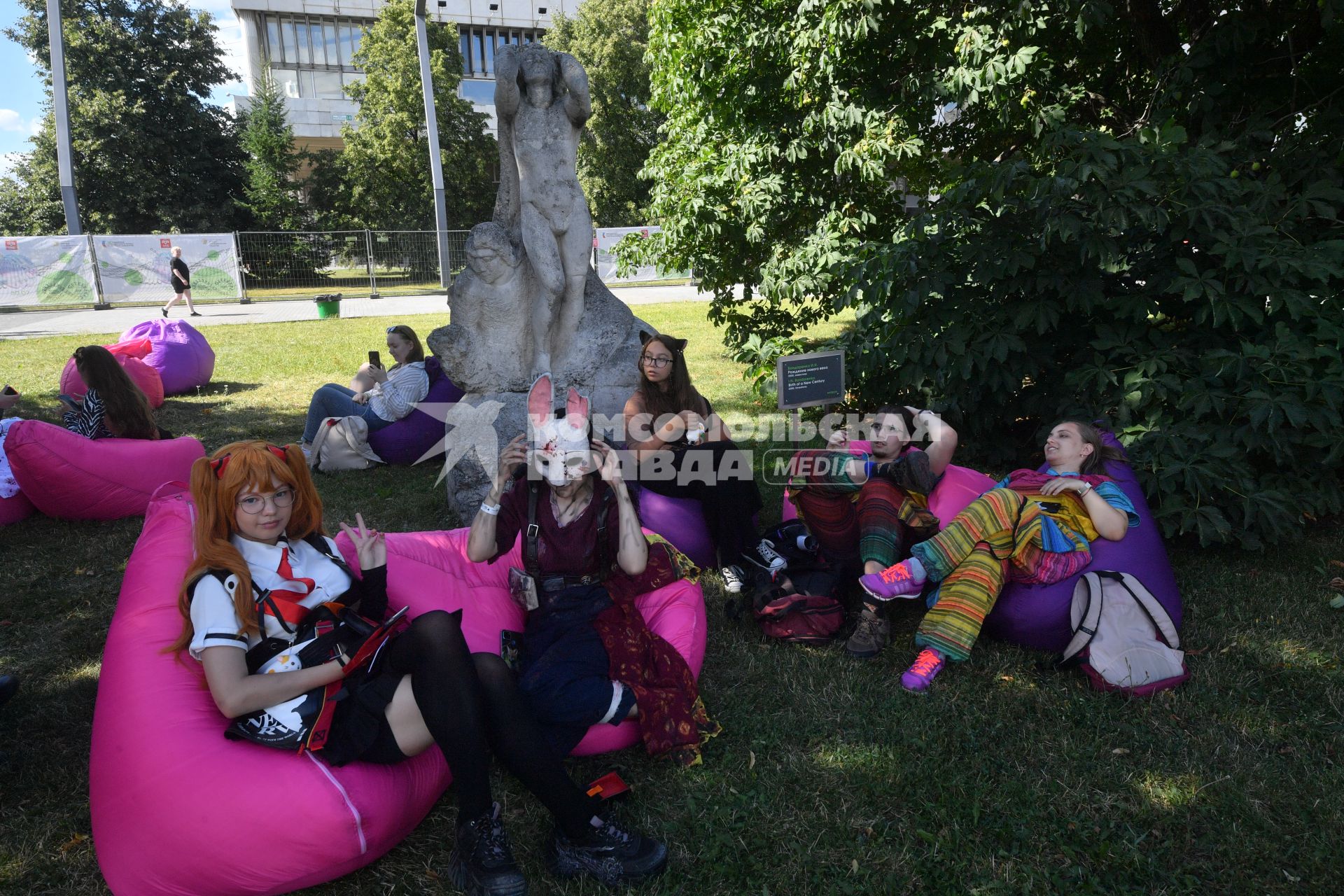 Москва. Посетители   на международном фестивале науки и технологий Geek Picnic в парке искусств `Музеон`.