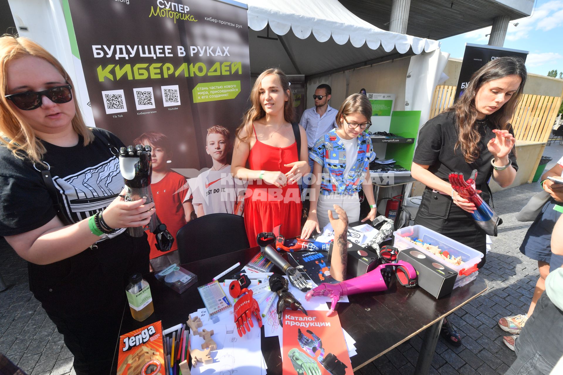 Москва.  Стол с киберпротезами на международном фестивале науки и технологий Geek Picnic в парке искусств `Музеон`.