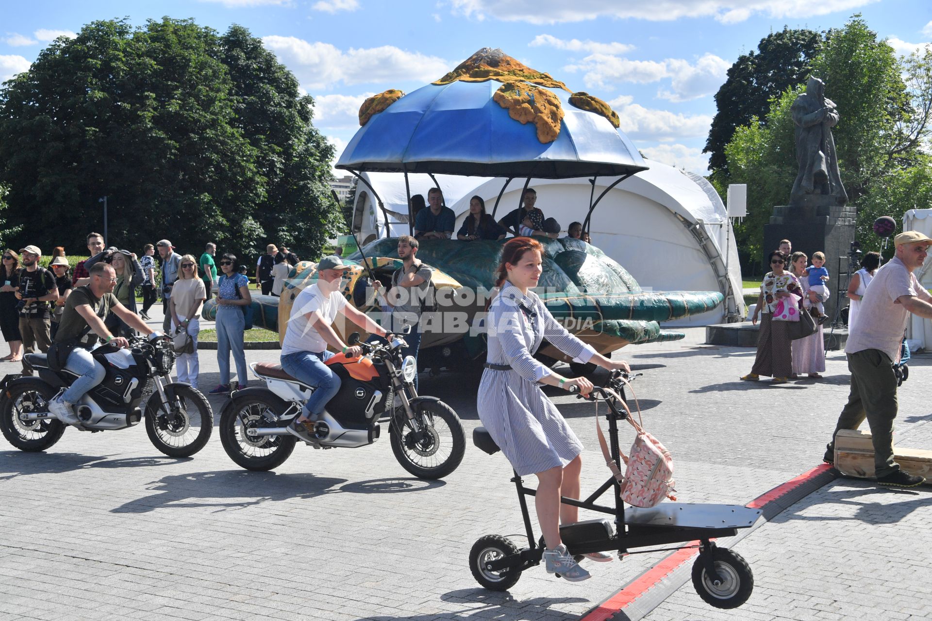 Москва.  Участники парада фантастического электротранспорта на мотоциклах   на международном фестивале науки и технологий Geek Picnic в парке искусств `Музеон`.