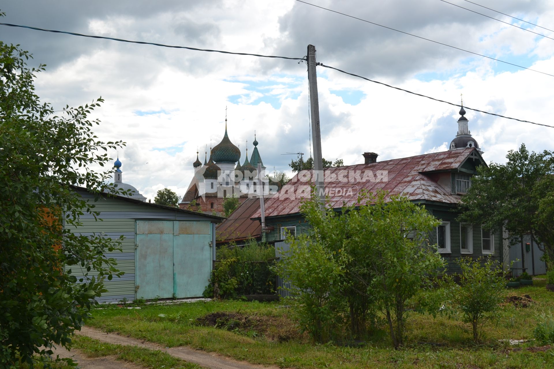 Ростов Великий. Авраамиев Богоявленский монастырь (на дальнем плане).