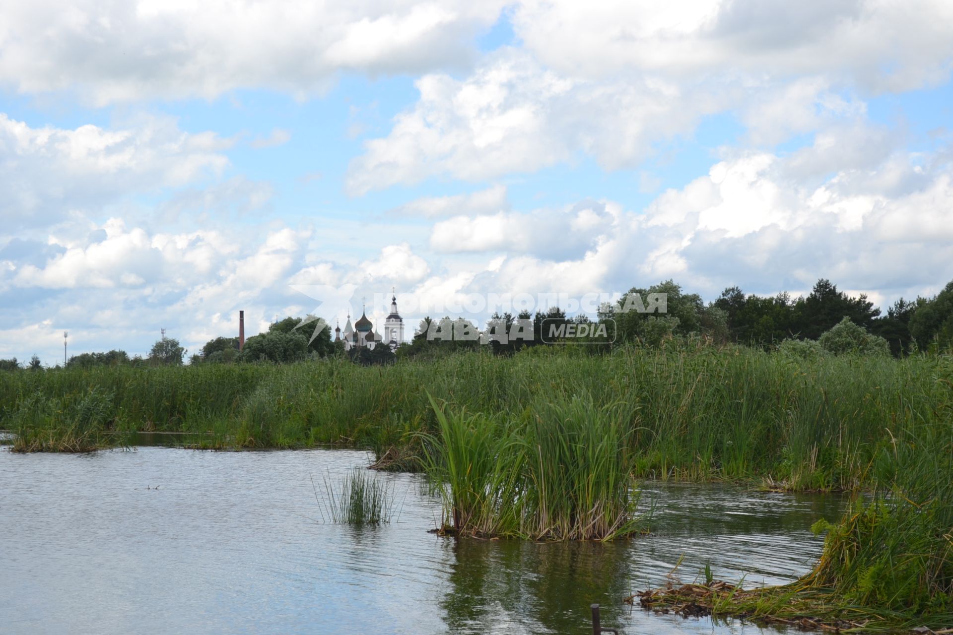 Ростов Великий. Авраамиев Богоявленский монастырь (на дальнем плане).