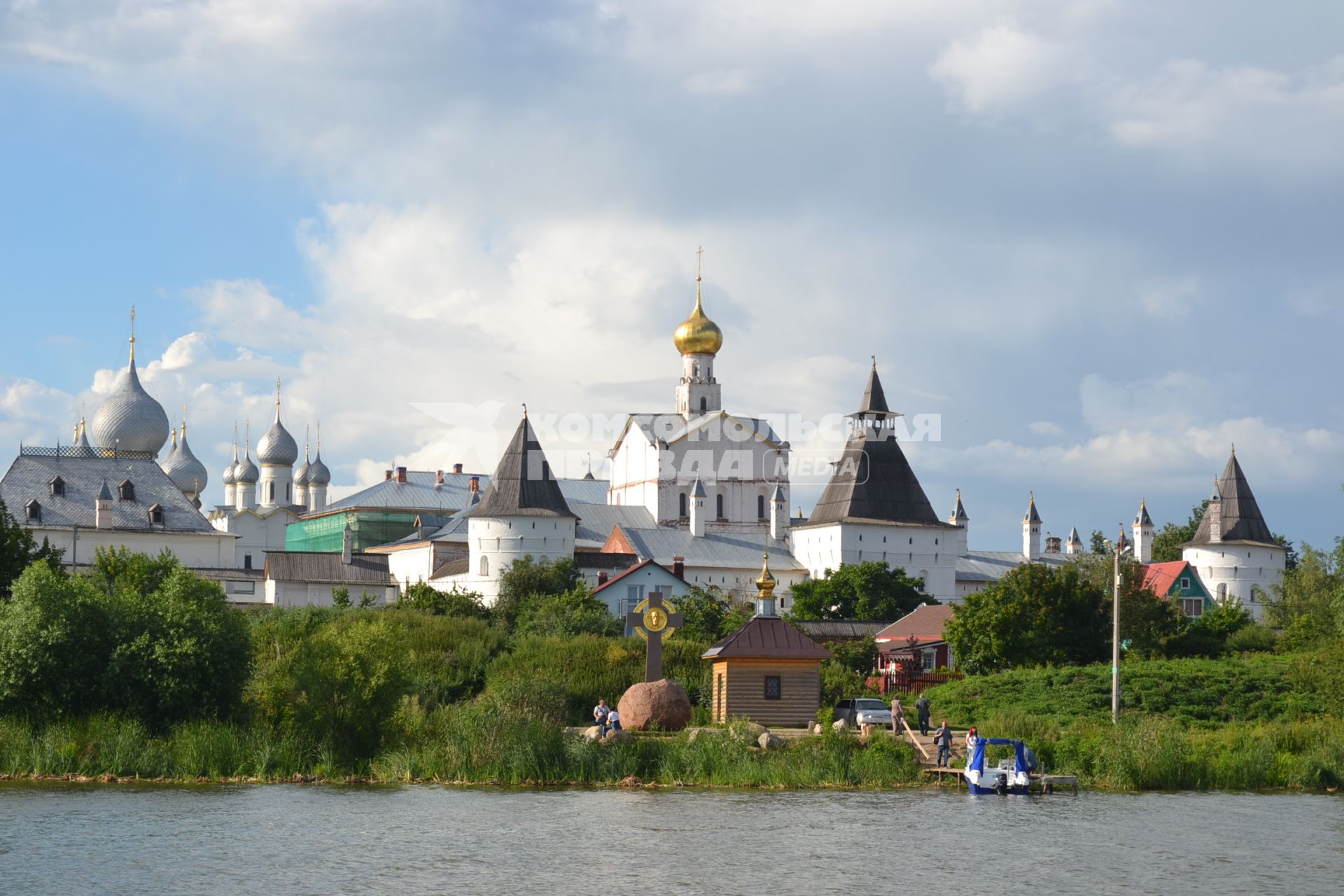 Ростов Великий. Вид на Ростовский кремль с озера Неро.