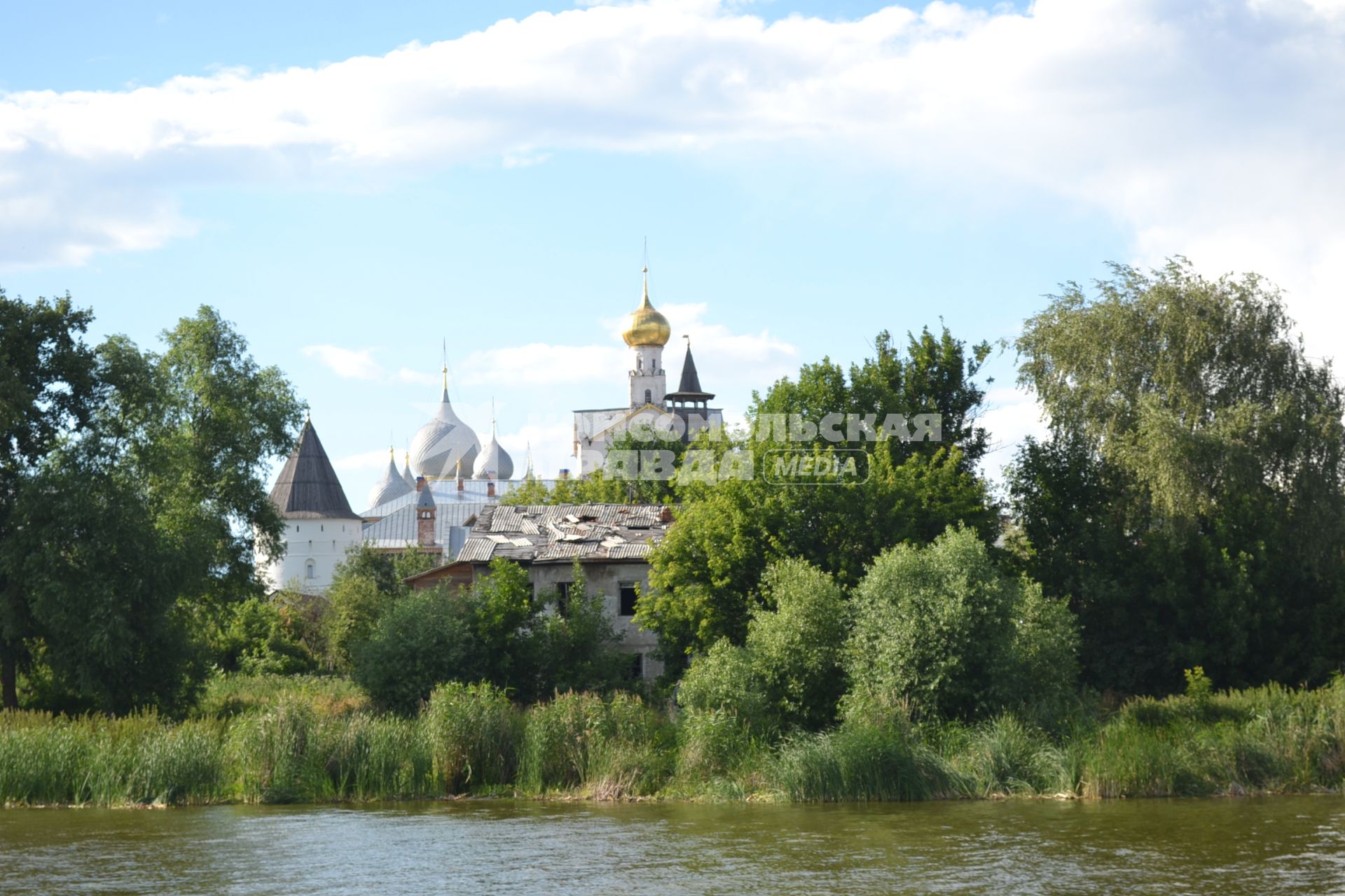 Ростов Великий. Вид на Ростовский кремль с озера Неро.