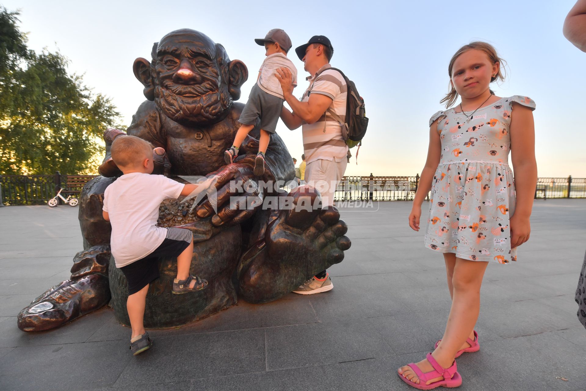 Пермь. Дети играют у  скульптуры `Землячок Лукьян` рядом  на набережной Камы.