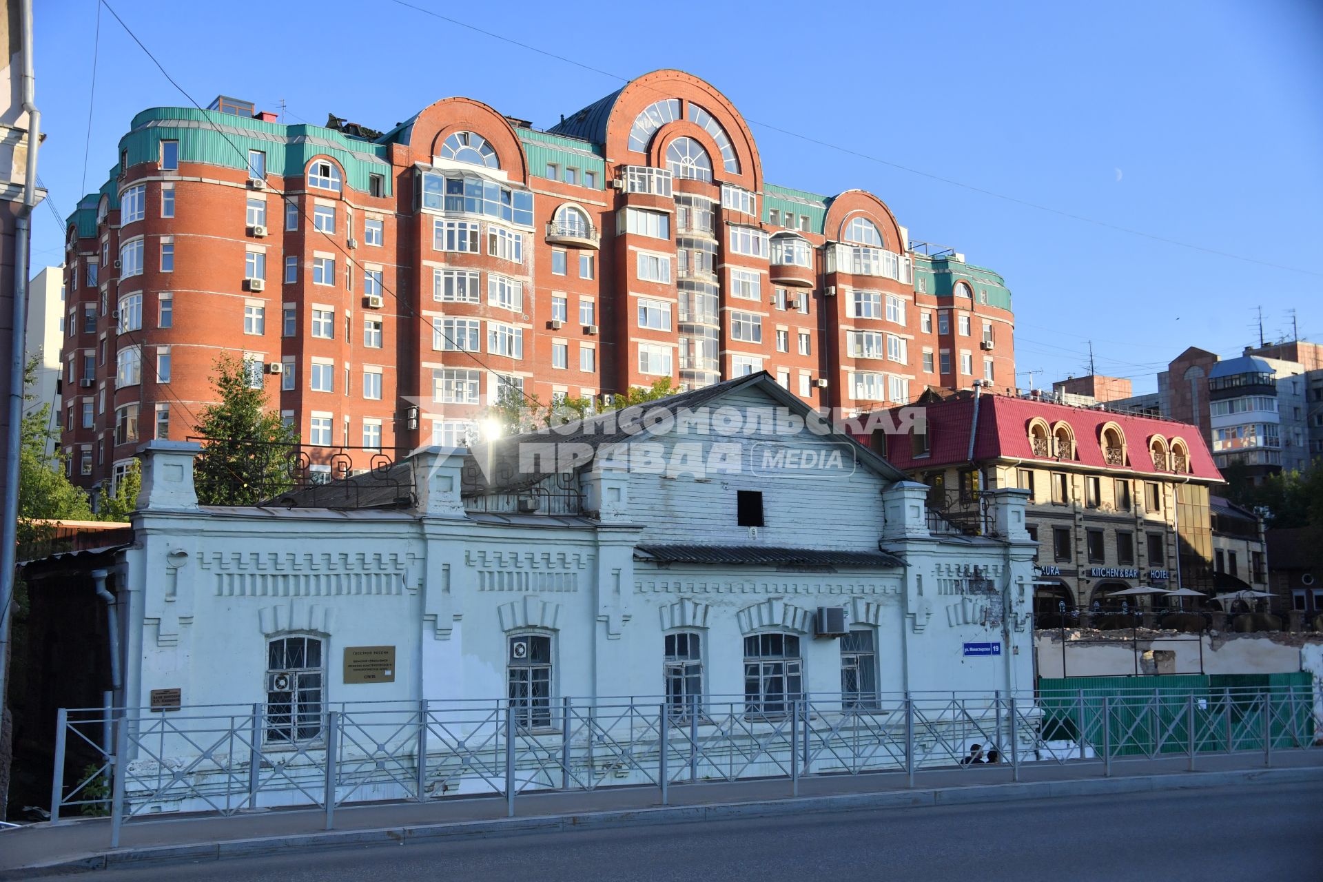 Пермь. Виды города. Старый дом и новостройка.