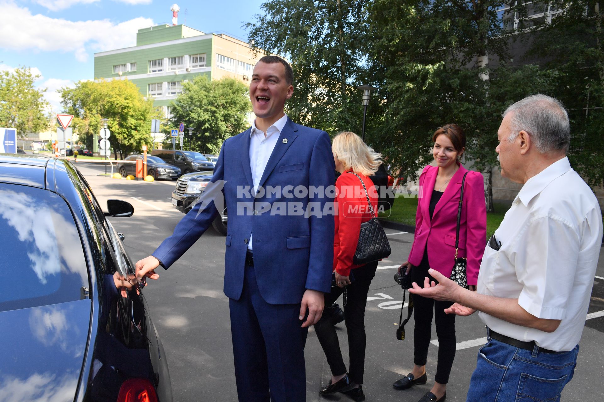 Москва. Губернатор Хабаровского края Михаил Дегтярев и корреспондент `Комсомольской правды` Александр Гамов (справа) у редакции `Комсомольская правда`.