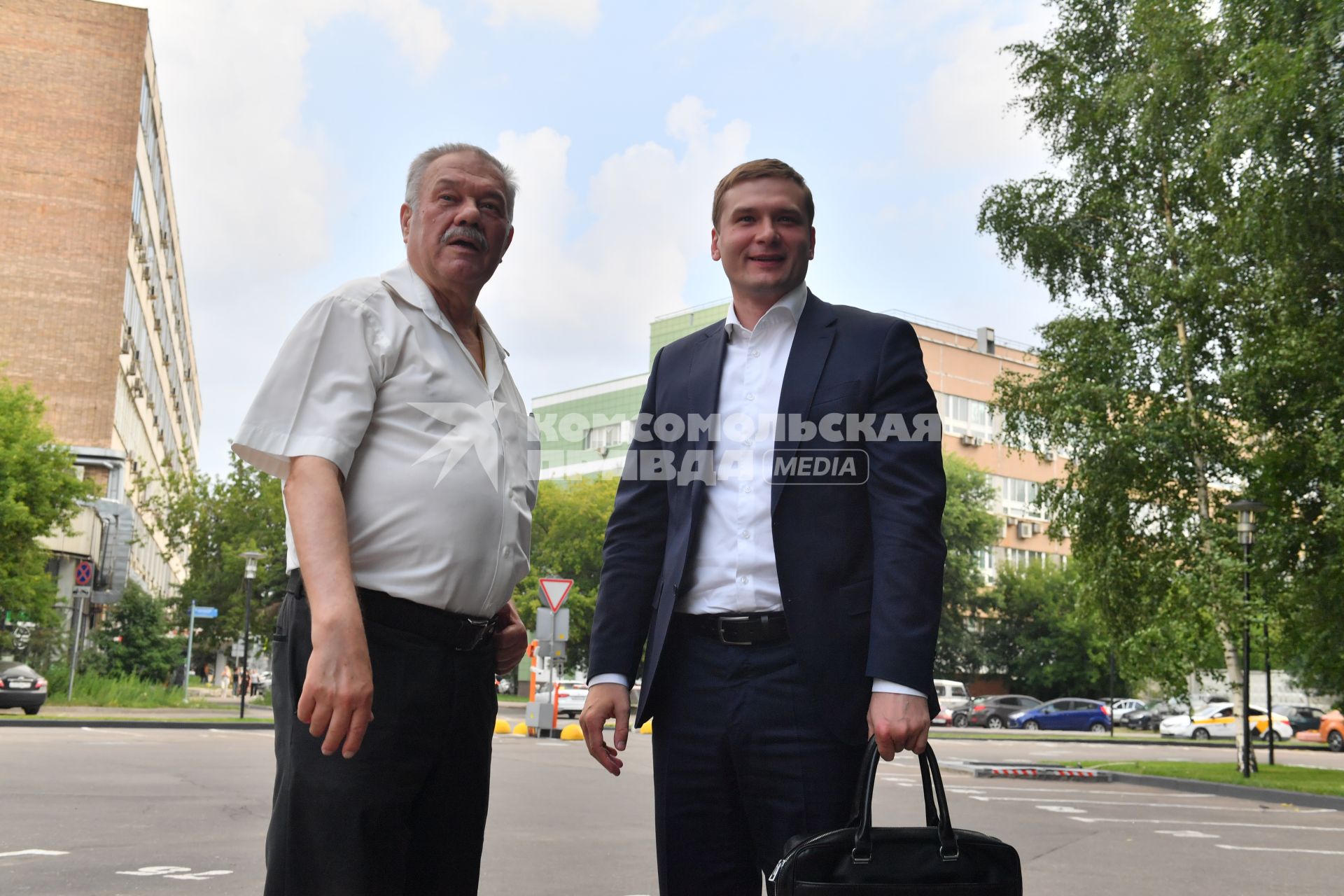 Москва. Политический обозреватель КП Александр Гамов (слева) и глава республики Хакасия Валентин Коновалов у редакции ИД `Комсомольская правда`.