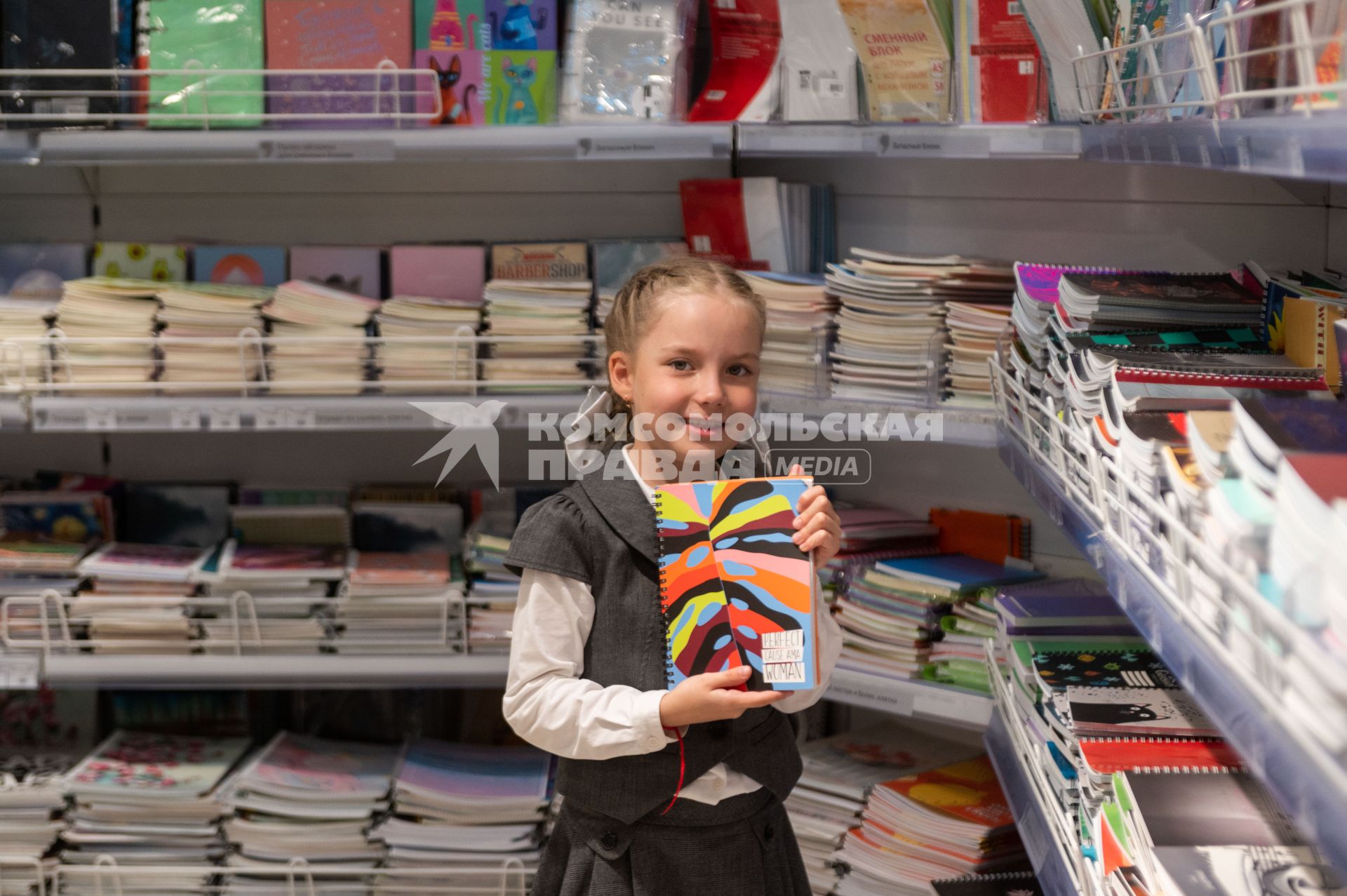 Санкт-Петербург. Девочка в отделе школьных принадлежностей в магазине канцтоваров перед началом учебного года.