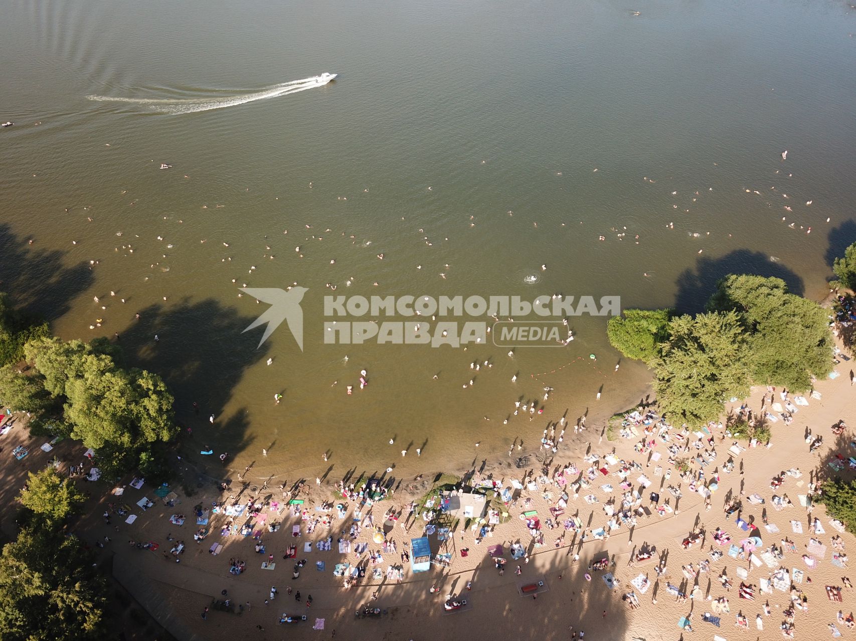 Москва. Природно-исторический парк `Косинский`. Пляж на берегу Белого озера.