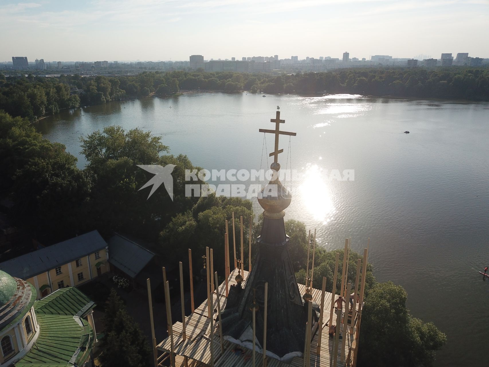 Москва. Природно-исторический парк `Косинский`.  Вид на Белое озеро и колокольню с храмом Николая Чудотворца.