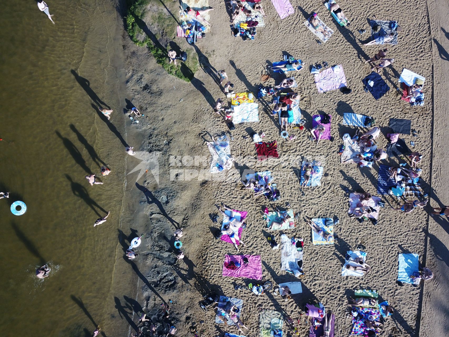 Москва. Природно-исторический парк `Косинский`. Пляж на берегу Белого озера.