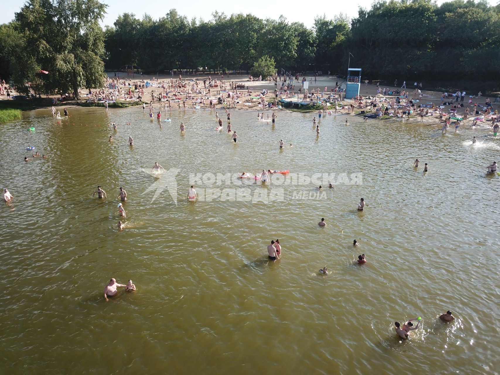 Москва. Природно-исторический парк `Косинский`. Люди плавают в Белом озере.