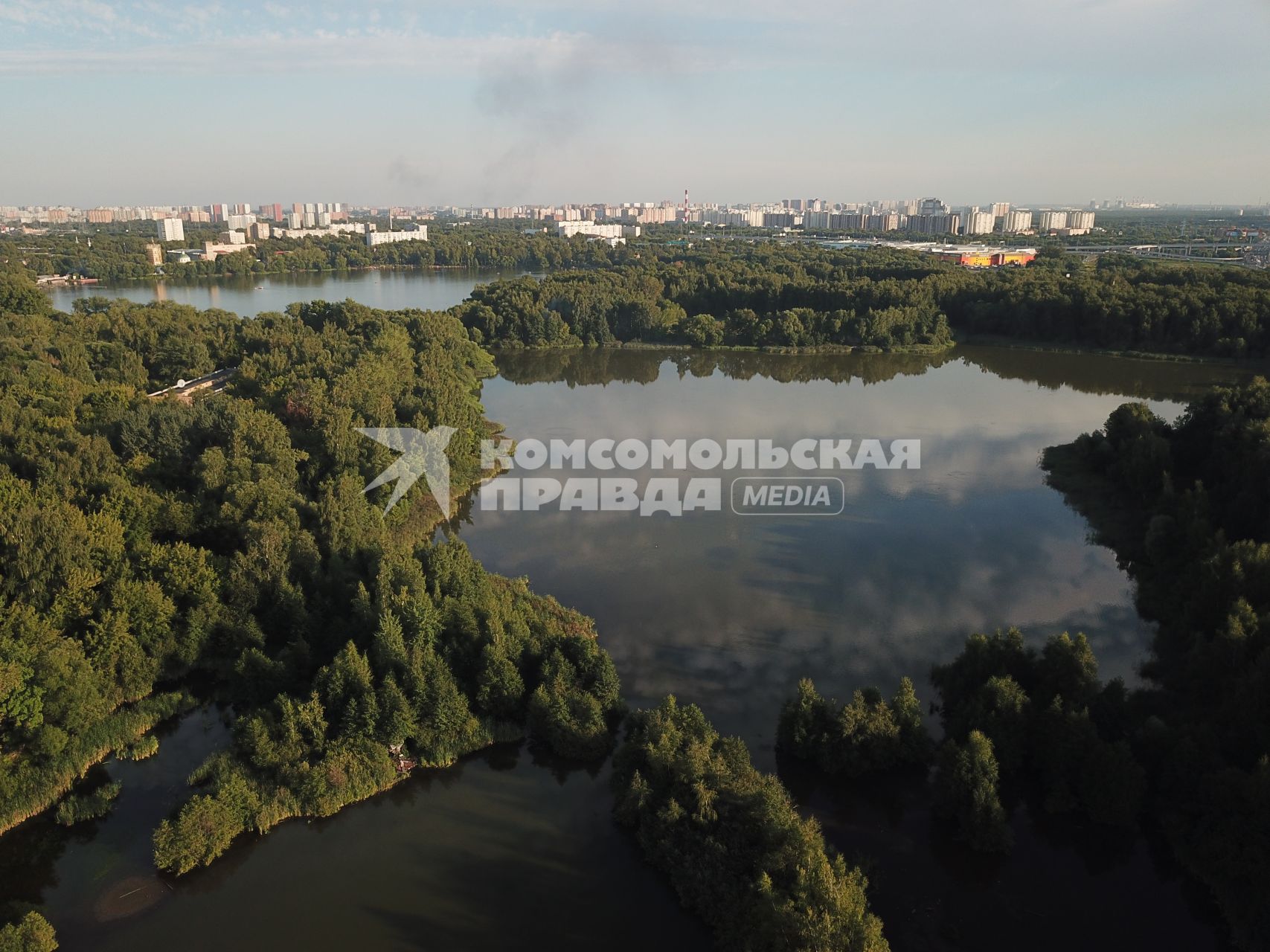 Москва. Природно-исторический парк `Косинский`. Вид на Черное озеро.