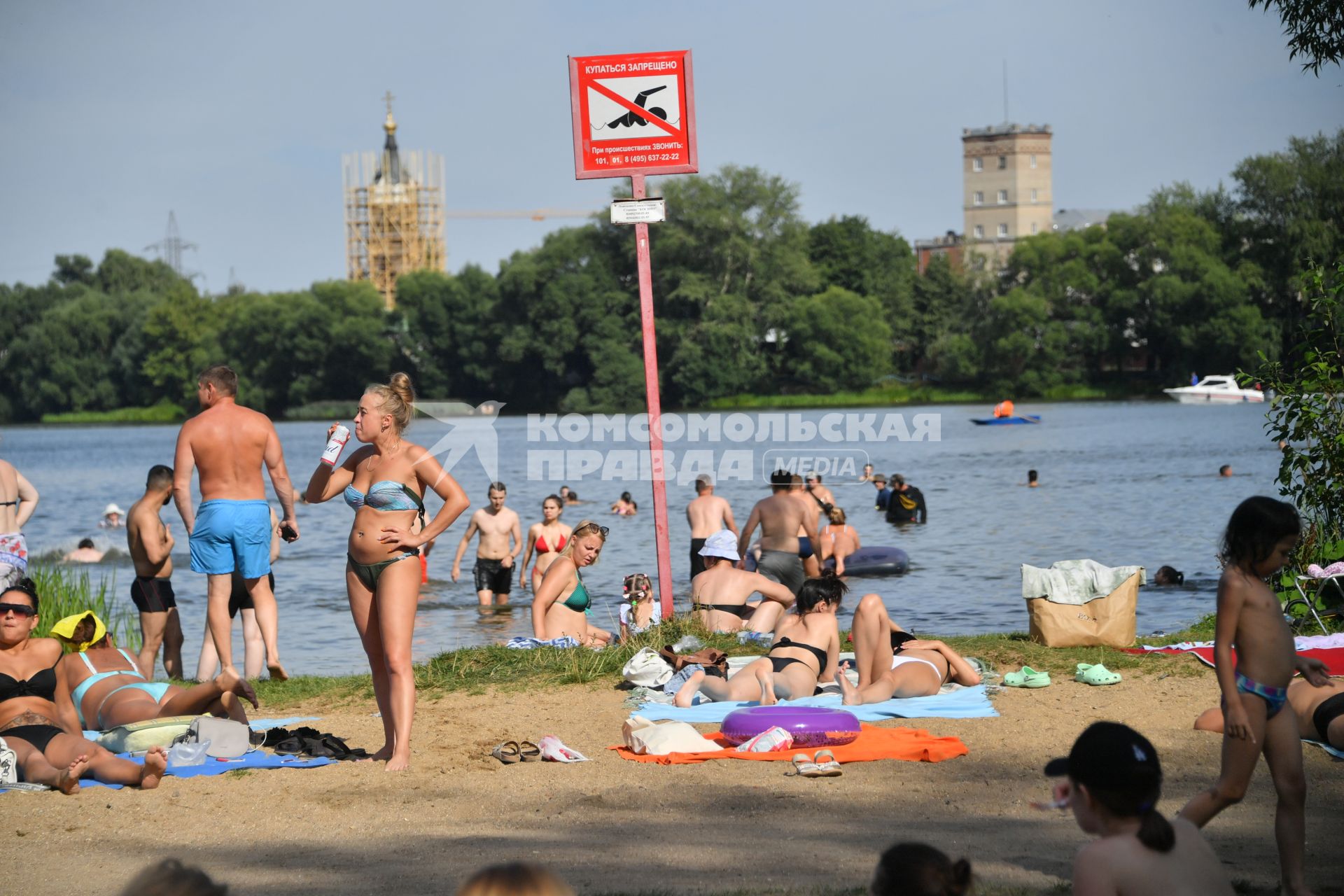 Москва. Табличка `Купаться запрещено` на пляже в Косино.