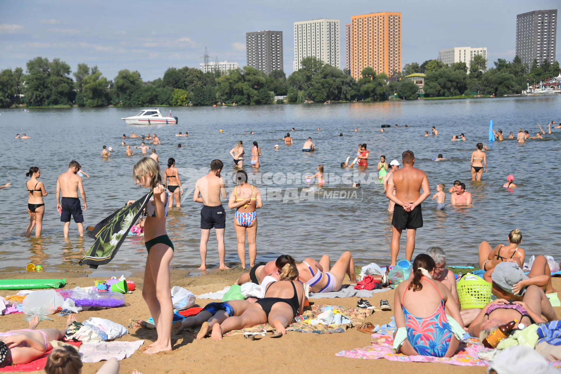 Москва. Люди загорают на пляже Косинского озера.