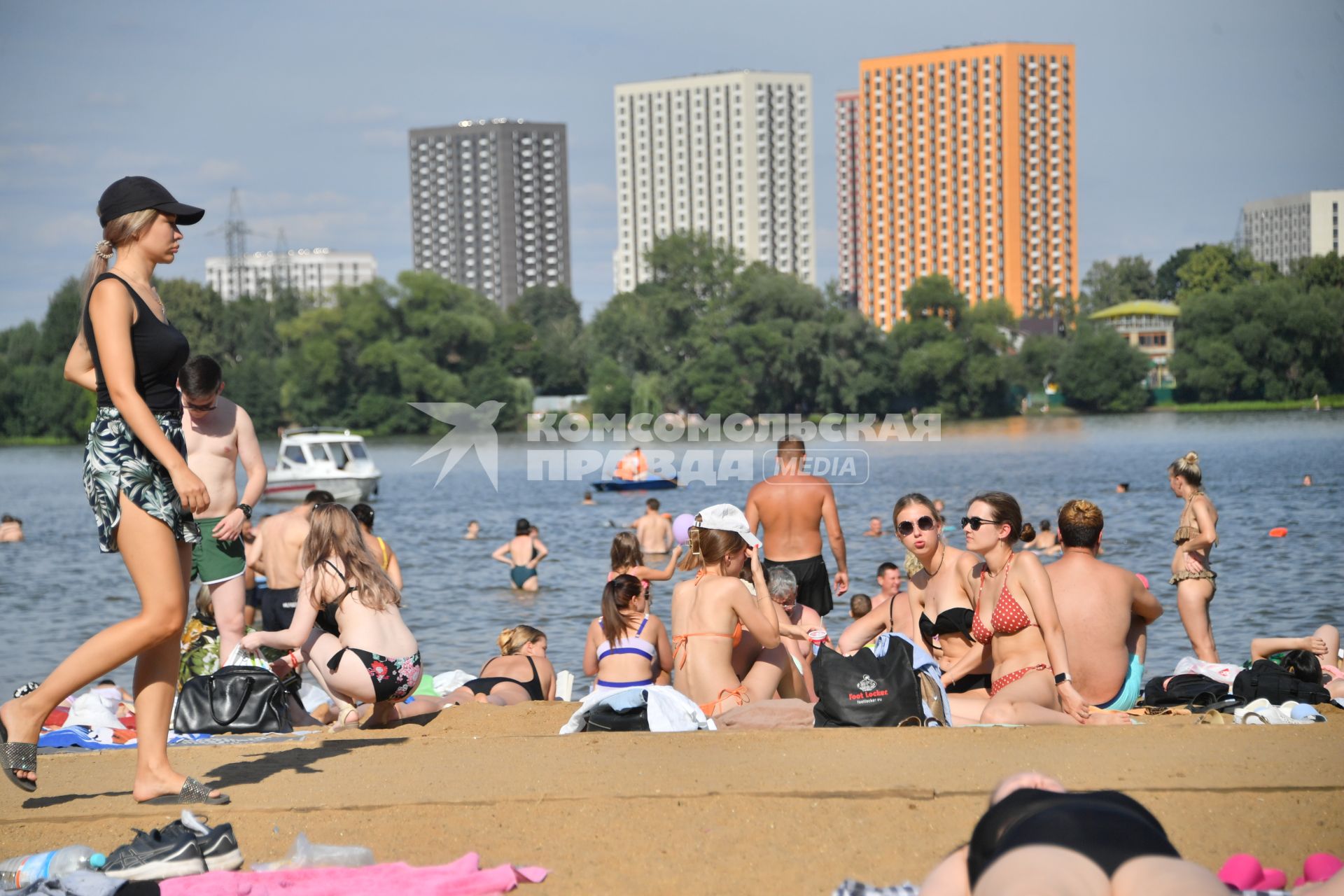 Москва. Люди загорают на пляже Косинского озера.