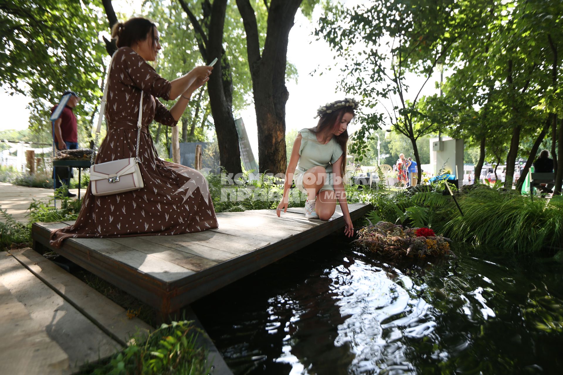 Москва. Посетители во время VIII Московского международного фестиваля ландшафтного искусства `Сады и люди` в Северном сквере на ВДНХ.