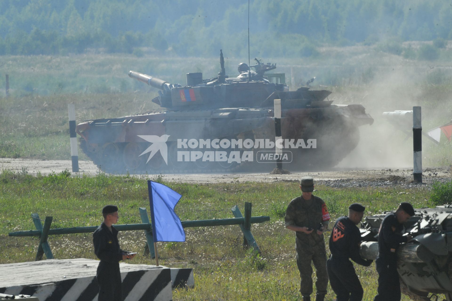 Московская область, Алабино. Танк Т-72Б3 экипажа из Монголии во время соревнований танковых экипажей в конкурсе `Танковый биатлон-2022` в рамках VIII Армейских международных игр `АрМИ-2022`.