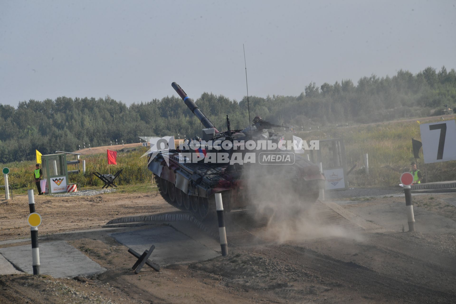 Московская область, Алабино. Танк Т-72Б3 экипажа из Монголии во время соревнований танковых экипажей в конкурсе `Танковый биатлон-2022` в рамках VIII Армейских международных игр `АрМИ-2022`.