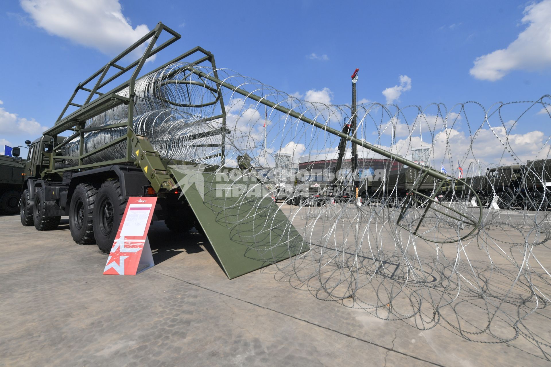 Московская область. Колючая проволока на открытии международного военно-технического форума `Армия-2022` в конгрессно-выставочном центре `Патриот`.