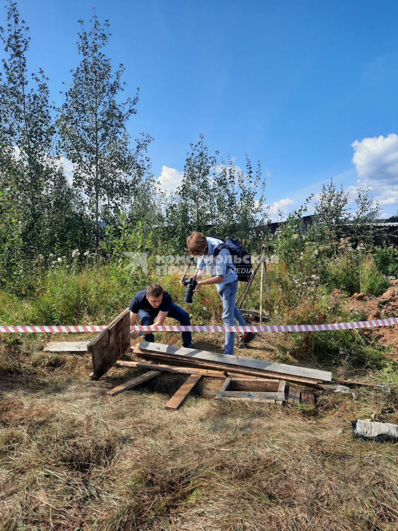 Пермский край. п. Верхнечусовские Городки. Колодец, где было обнаружено тело 6-летей Насти Брихунец, пропавшей 12 августа. Журналисты возле колодца.