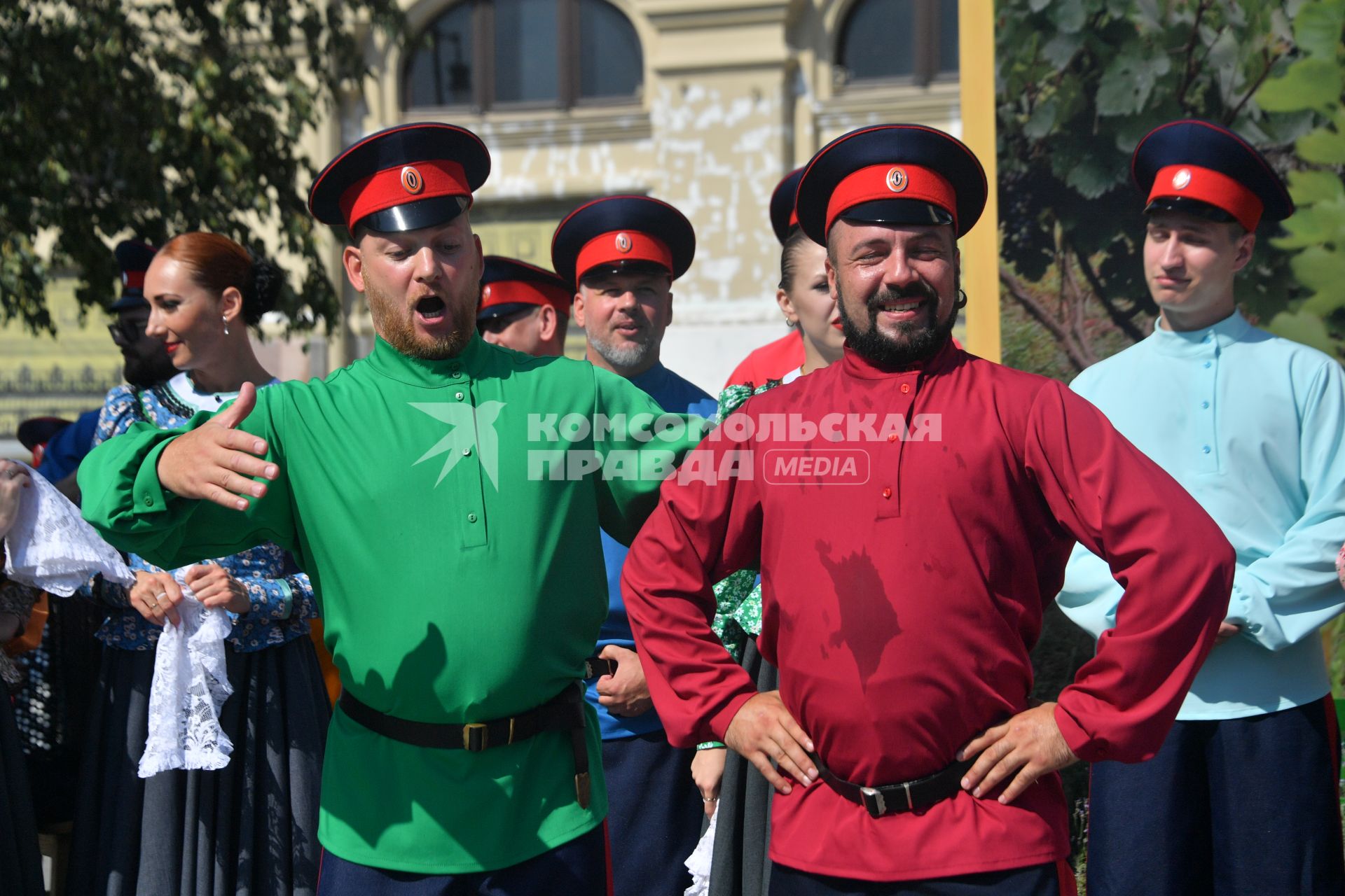 Москва. Выступление казаков во время V Фестиваля Русского географического общества в парке `Зарядье`.