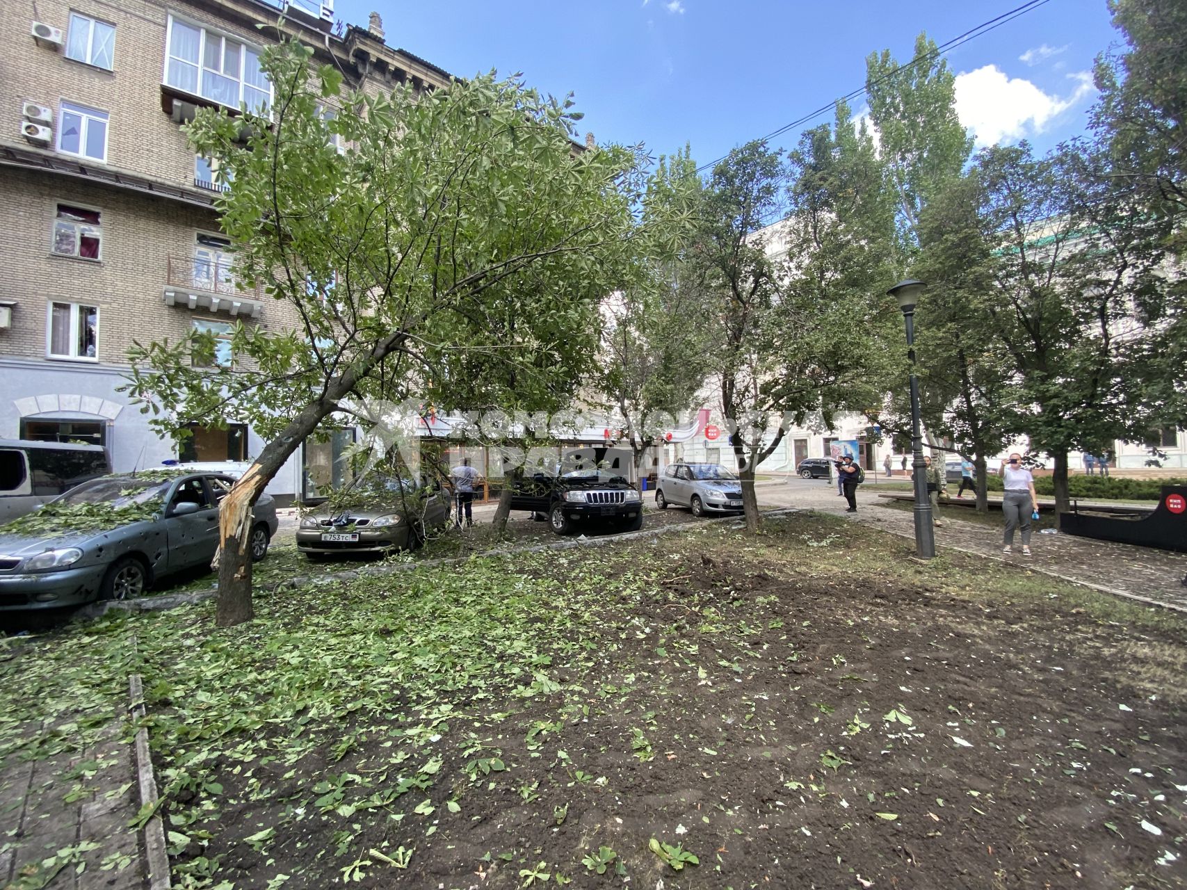 ДНР. г.Донецк. Последствия обстрела центра города ВСУ. Обстрел произошел во время церемонии прощания с полковником ДНР, командиром дивизиона реактивных систем `Ураган`, героем России (посмертно) Ольгой Качурой (Корсой).