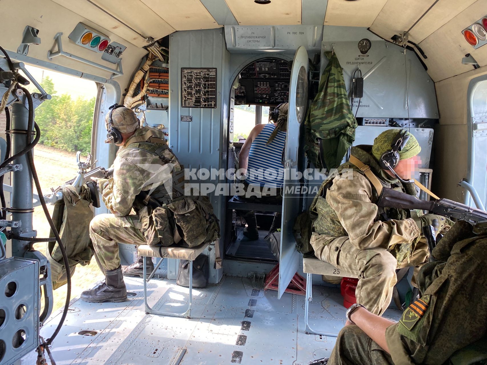 Харьковская область. На борту российского вертолета Ми-8 во время боевого вылета.