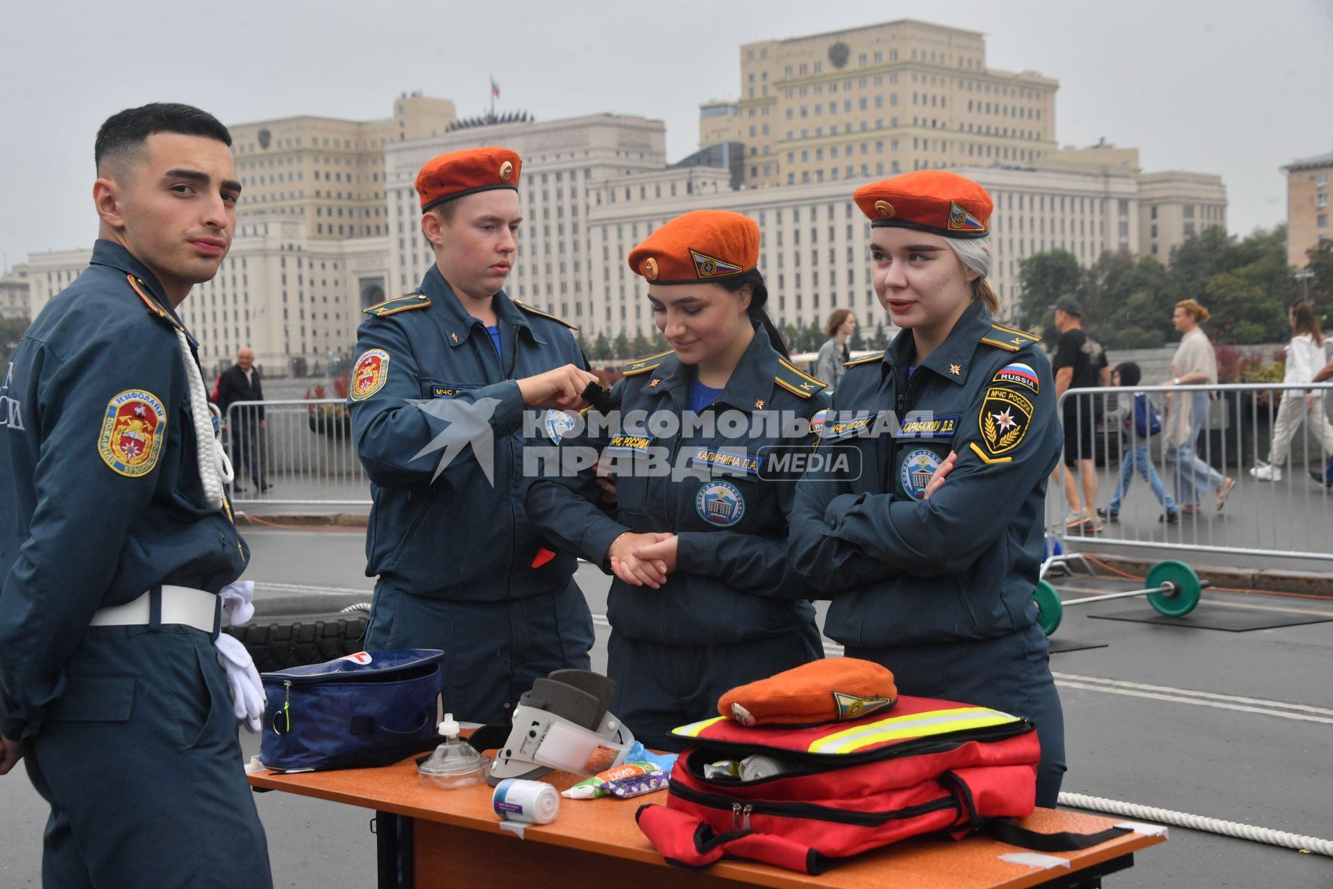 Москва. Сотрудники МЧС во время III Международного пожарно-спасательного конгресса на территории Парка Горького.