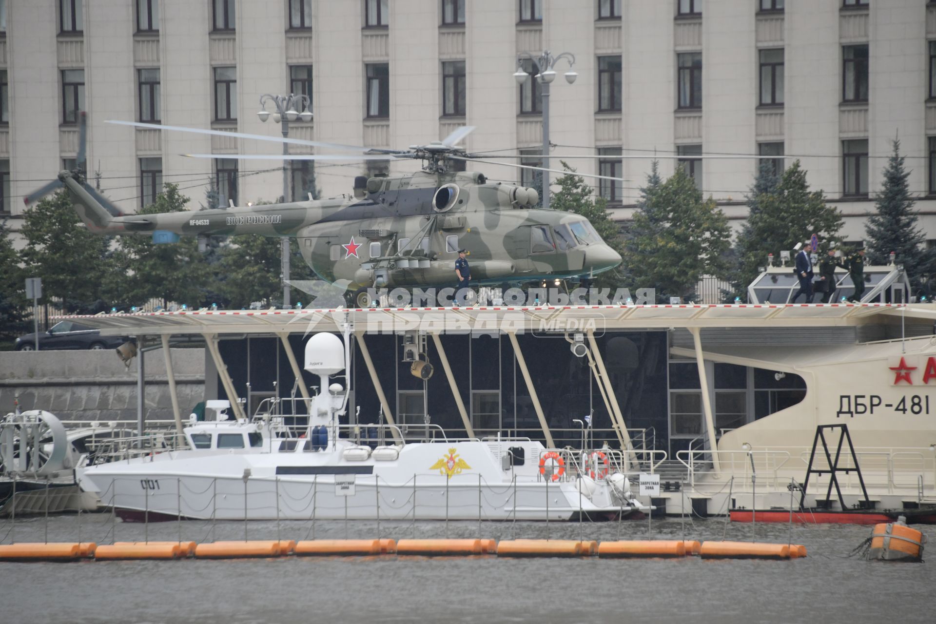 Москва. Вертолет Ми-8 во время III Международного пожарно-спасательного конгресса.