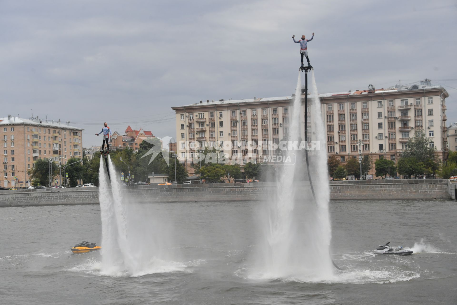 Москва. Флайбордисты во время III Международного пожарно-спасательного конгресса на территории Парка Горького.