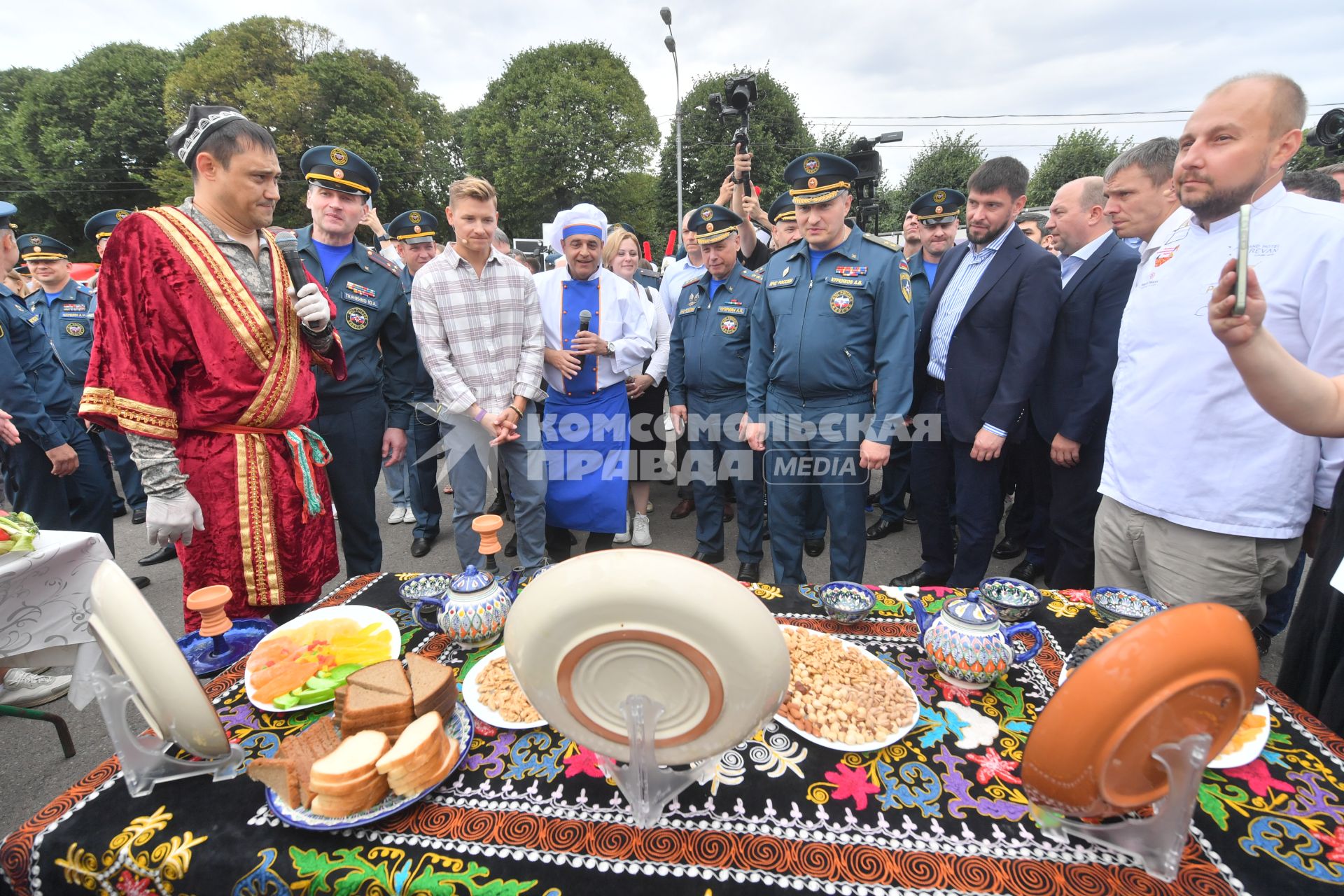 Москва. Первый заместитель министра РФ по делам гражданской обороны, чрезвычайным ситуациям и ликвидации последствий стихийных бедствий Александр Чуприян и министр РФ по делам гражданской обороны, чрезвычайным ситуациям и ликвидации последствий стихийных бедствий (МЧС) Александр Куренков (в центре) на III Международном пожарно-спасательном конгрессе на территории Парка Горького.