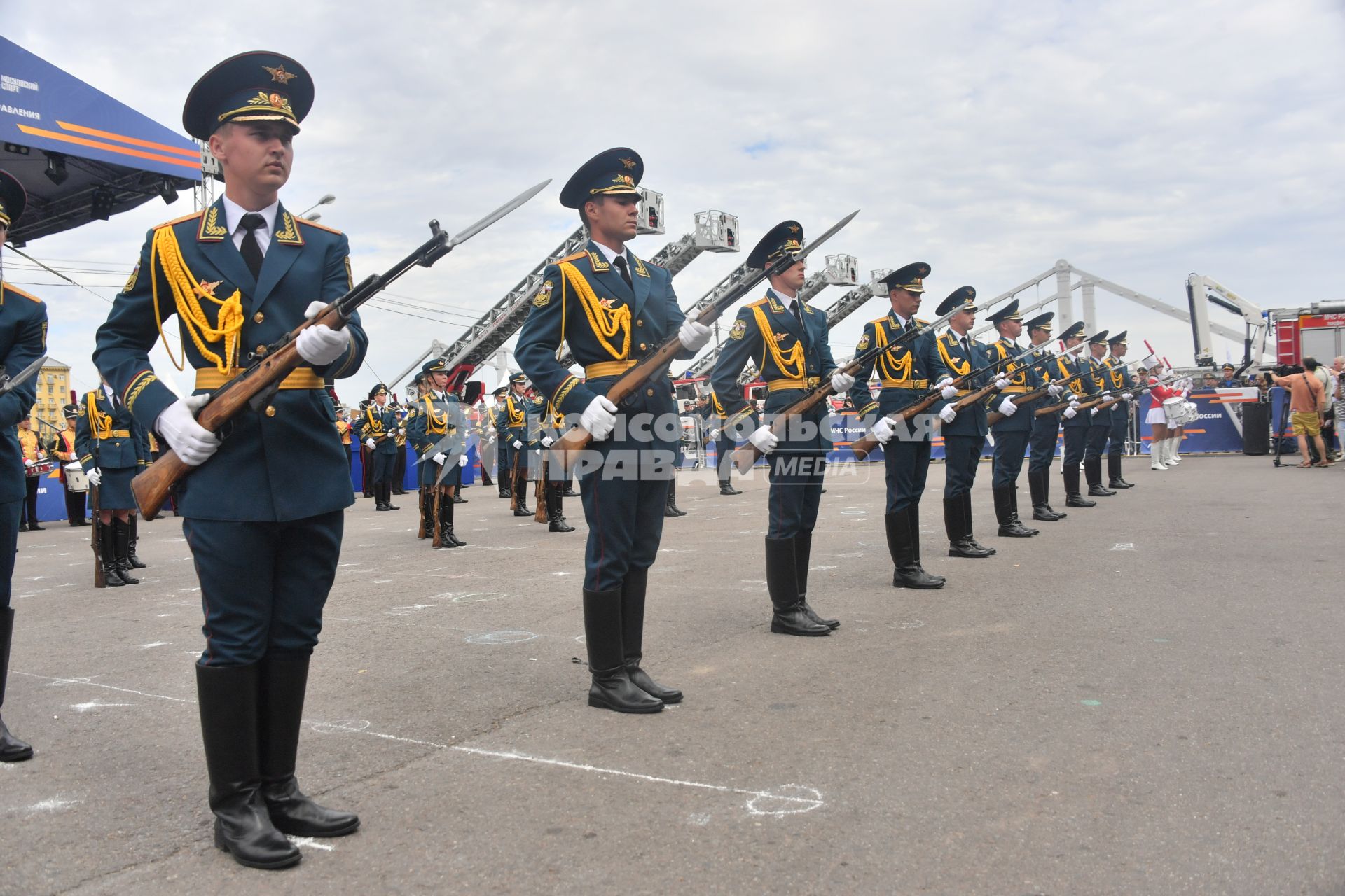 Москва. Во время III Международного пожарно-спасательного конгресса на территории Парка Горького.