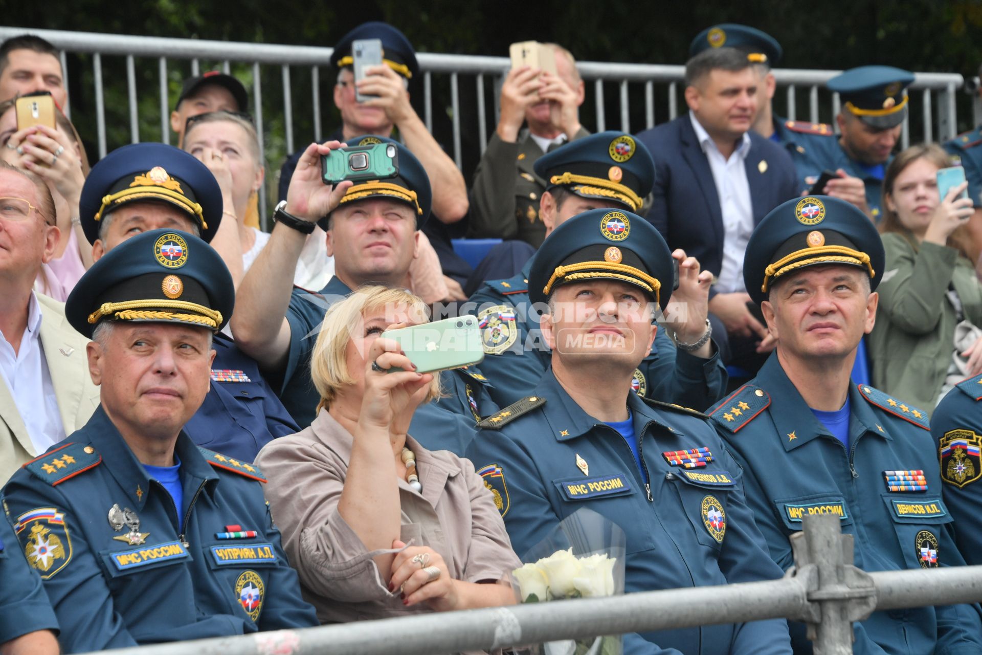 Москва. Первый заместитель министра РФ по делам гражданской обороны, чрезвычайным ситуациям и ликвидации последствий стихийных бедствий Александр Чуприян (слева), министр РФ по делам гражданской обороны, чрезвычайным ситуациям и ликвидации последствий стихийных бедствий (МЧС) Александр Куренков (третий слева) и заместитель главы МЧС России Илья Денисов (справа) на III Международном пожарно-спасательном конгрессе на территории Парка Горького.